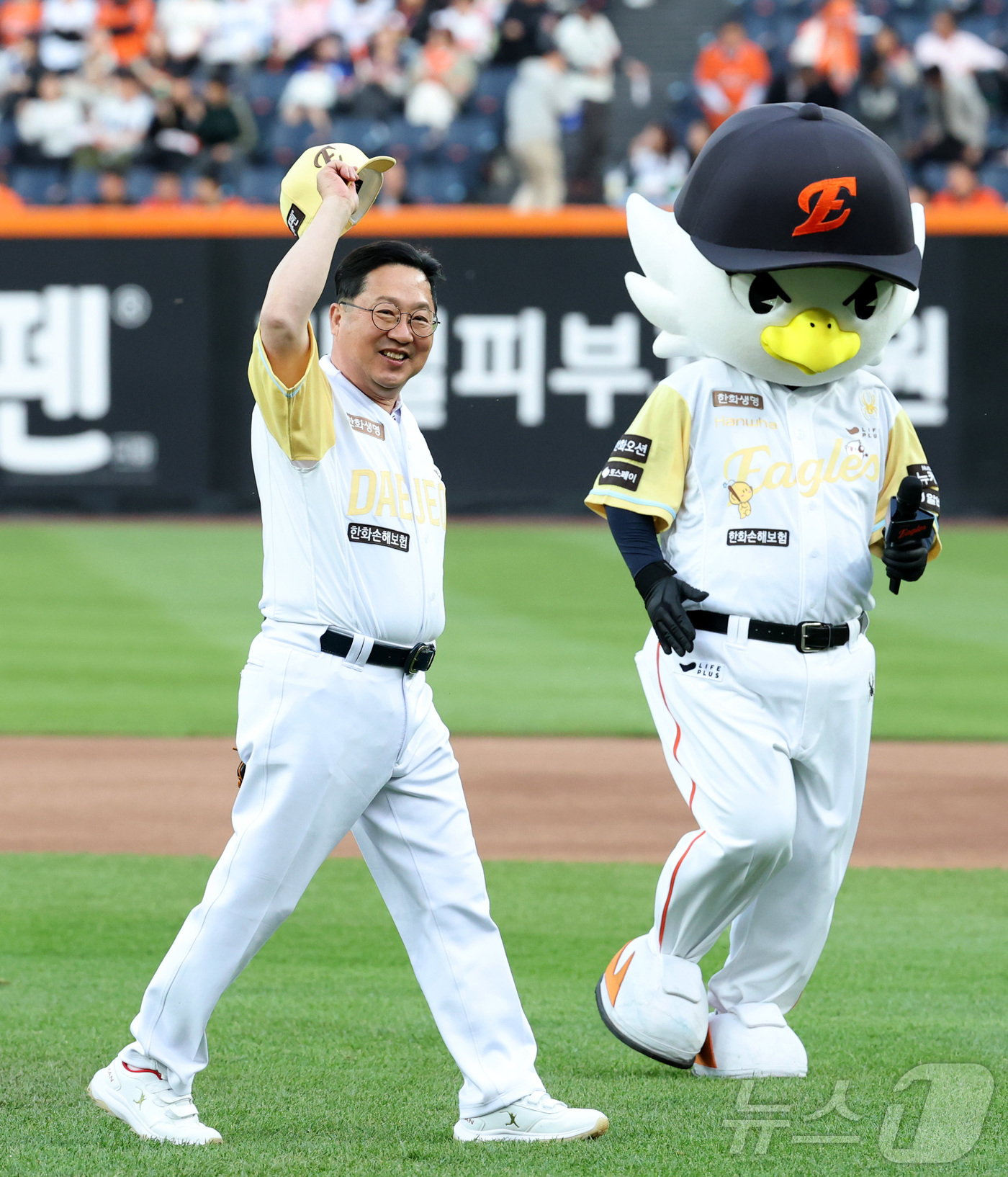 (대전=뉴스1) 김기남 기자 = 7일 대전 한화생명볼파크에서 열린 '2025 신한 SOL 뱅크 KBO리그' 프로야구 한화 이글스와 삼성라이온즈 경기에 앞서 이장우 대전 시장이 시구 …