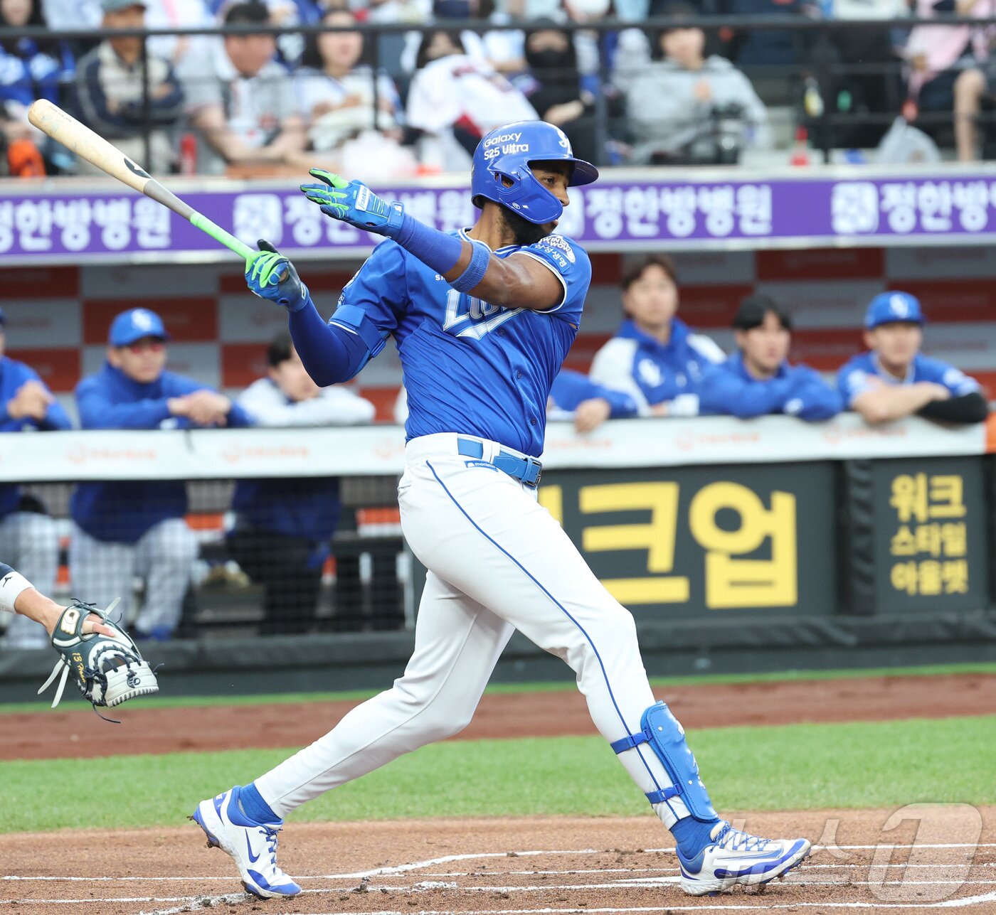 본문 이미지 - 7일 대전 한화생명볼파크에서 열린 &#39;2025 신한 SOL 뱅크 KBO리그&#39; 프로야구 한화 이글스와 삼성라이온즈 경기에서 삼성 디아즈가 1회초 선취 1타점 안타를 치고 있다. 2025.5.7/뉴스1 ⓒ News1 김기남 기자