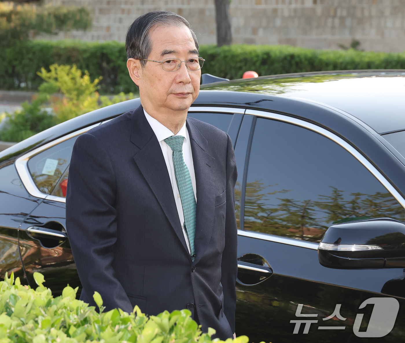 (서울=뉴스1) 오대일 기자 = 한덕수 무소속 대선 예비후보가 7일 오후 서울 종로구의 한 음식점에서 열린 후보 단일화를 위한 김문수 국민의힘 대통령 후보와 회동을 갖기 위해 차량 …