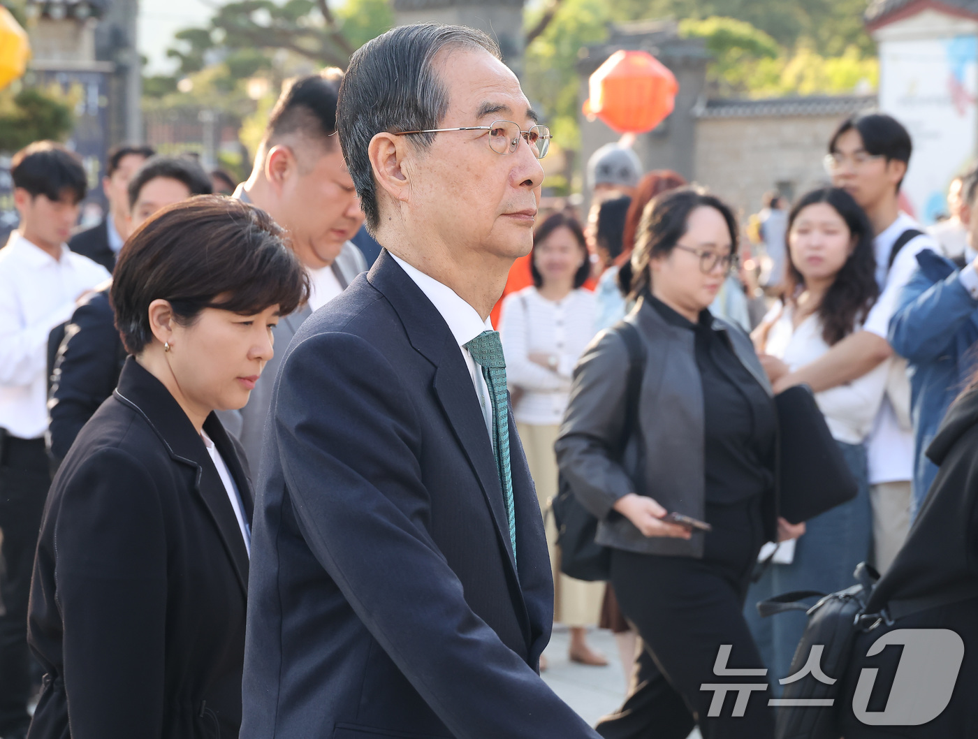 (서울=뉴스1) 오대일 기자 = 한덕수 무소속 대선 예비후보가 7일 오후 서울 종로구의 한 음식점에서 열린 후보 단일화를 위한 김문수 국민의힘 대통령 후보와 회동을 갖기 위해 차량 …