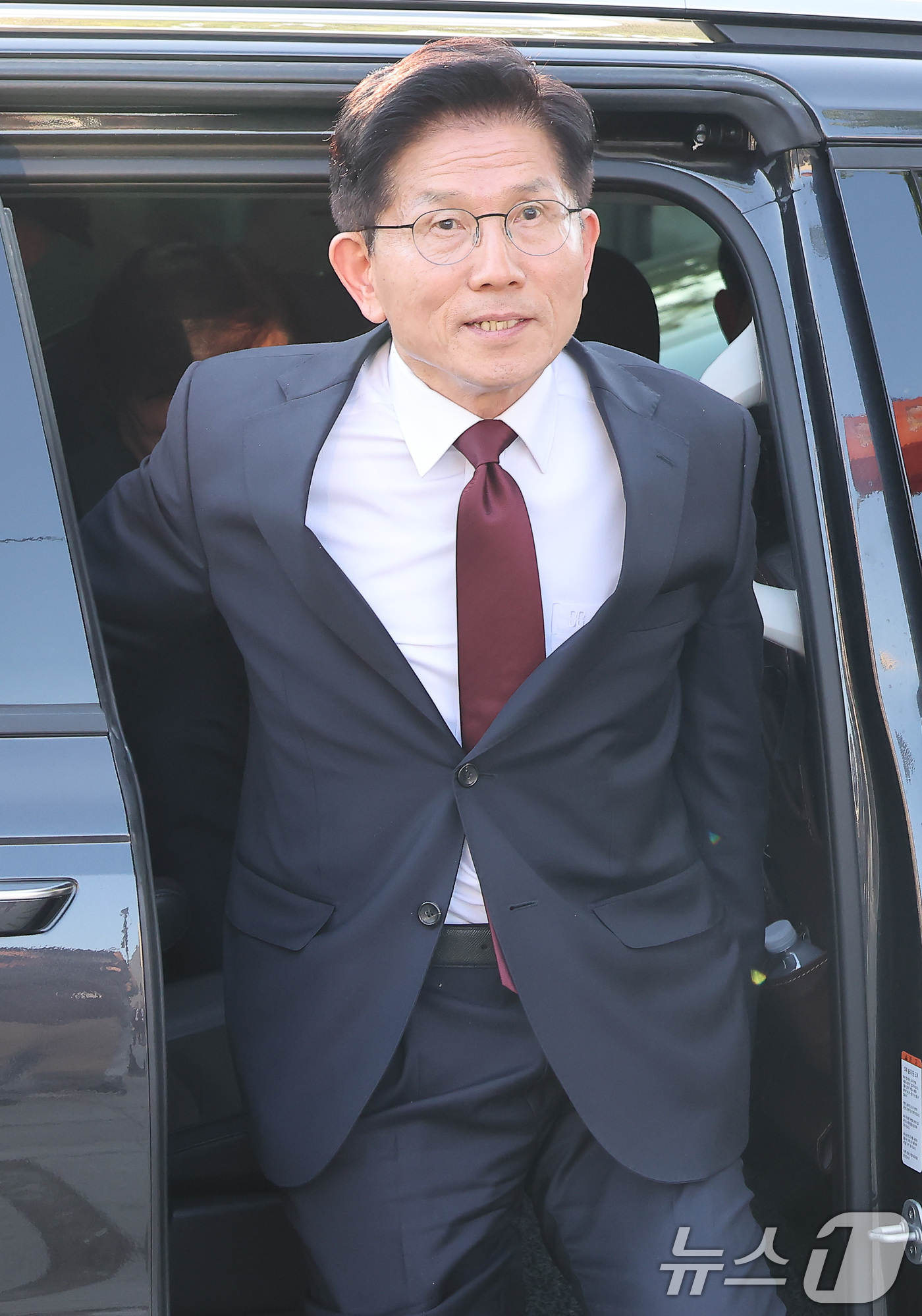 (서울=뉴스1) 오대일 기자 = 김문수 국민의힘 대통령 후보가 7일 오후 서울 종로구의 한 음식점에서 열린 후보 단일화를 위한 한덕수 무소속 대선 예비후보와 회동을 갖기 위해 차량 …