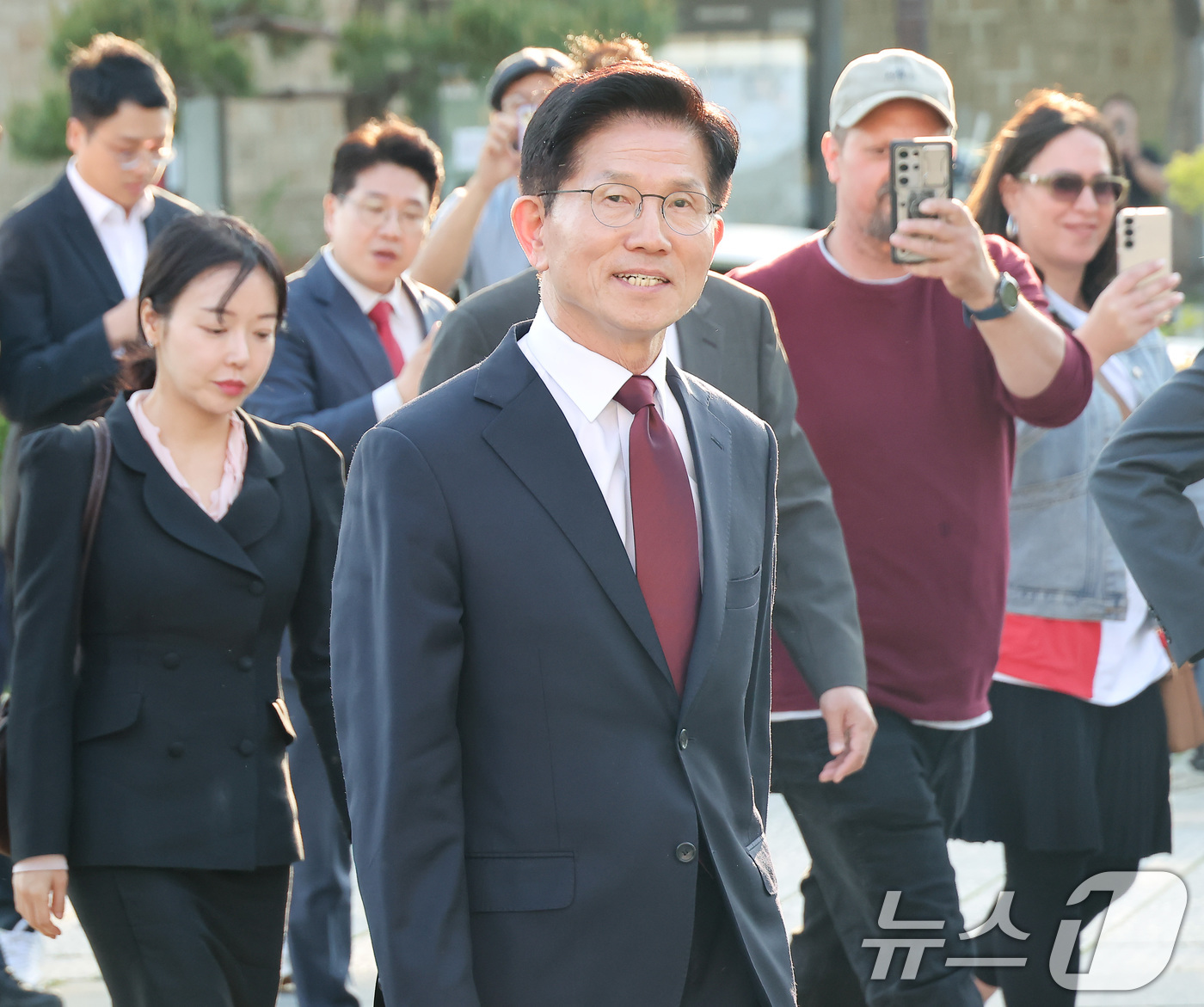 (서울=뉴스1) 오대일 기자 = 김문수 국민의힘 대통령 후보가 7일 오후 서울 종로구의 한 음식점에서 열린 후보 단일화를 위한 한덕수 무소속 대선 예비후보와 회동을 갖기 위해 차량 …