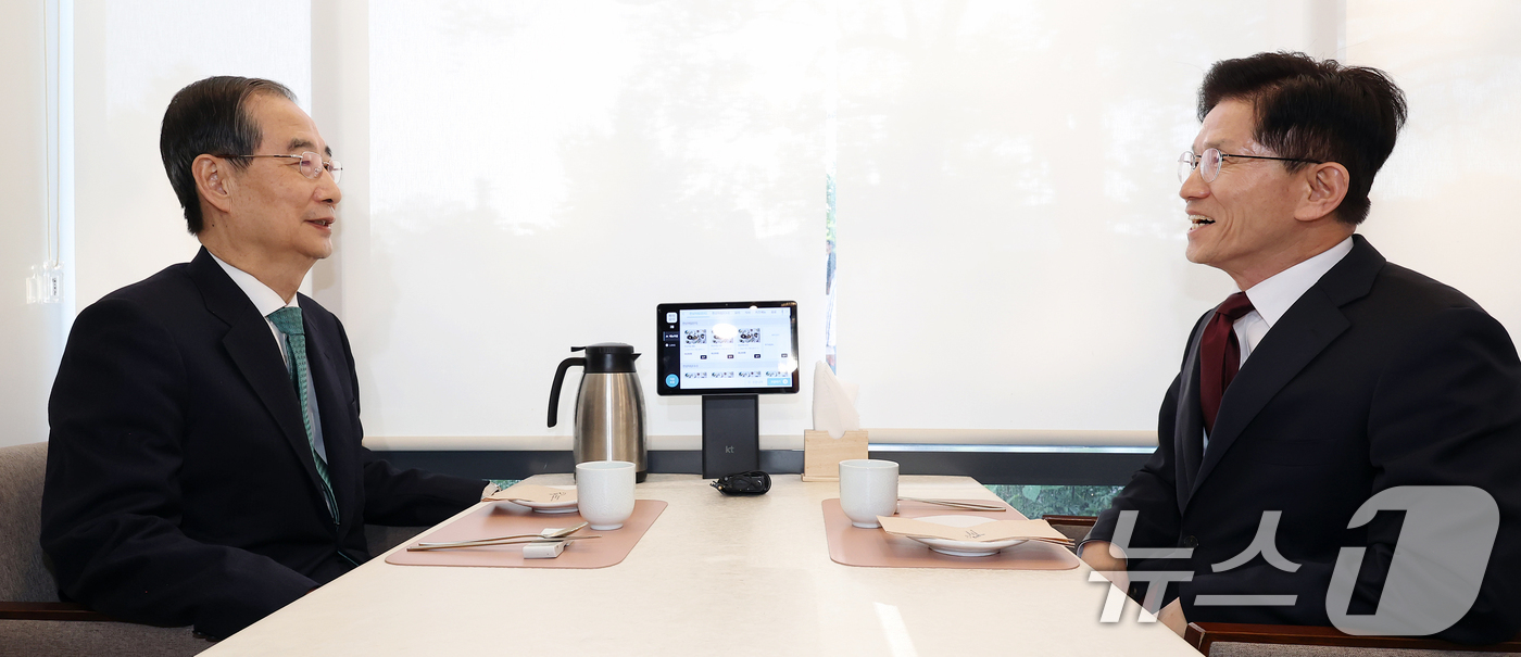 (서울=뉴스1) 오대일 기자 = 김문수 국민의힘 대선 후보와 한덕수 무소속 대선 예비후보가 7일 오후 서울 종로구의 한 음식점에서 열린 후보 단일화를 위한 회동에서 대화를 나누고 …