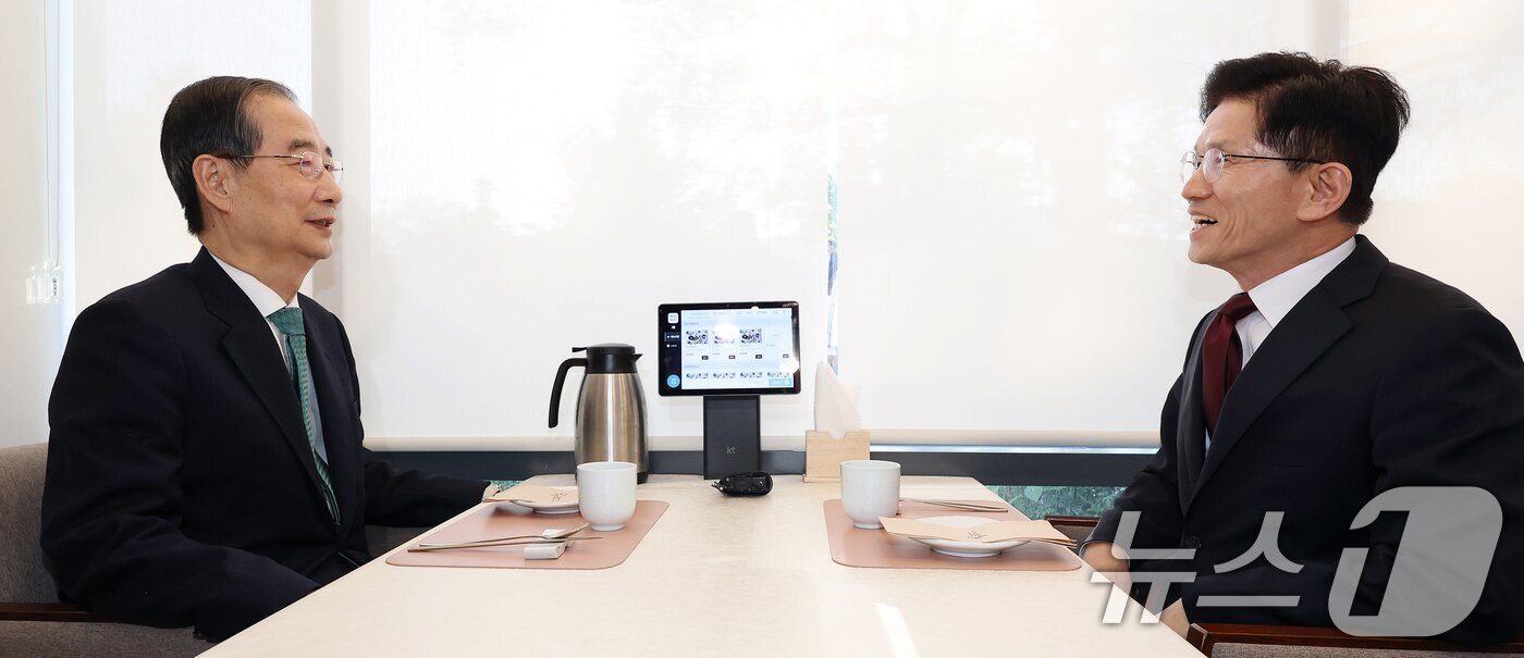 본문 이미지 - 김문수 국민의힘 대선 후보와 한덕수 무소속 대선 예비후보가 7일 오후 서울 종로구의 한 음식점에서 열린 후보 단일화를 위한 회동에서 대화를 나누고 있다. &#40;공동취재&#41; 2025.5.7/뉴스1 ⓒ News1 오대일 기자