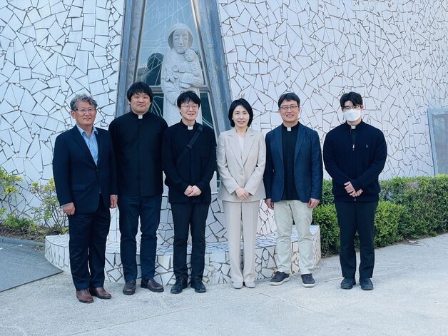 '李아내' 김혜경, 이틀 연속 '험지' 강원서 종교계와 스킨십(종합)