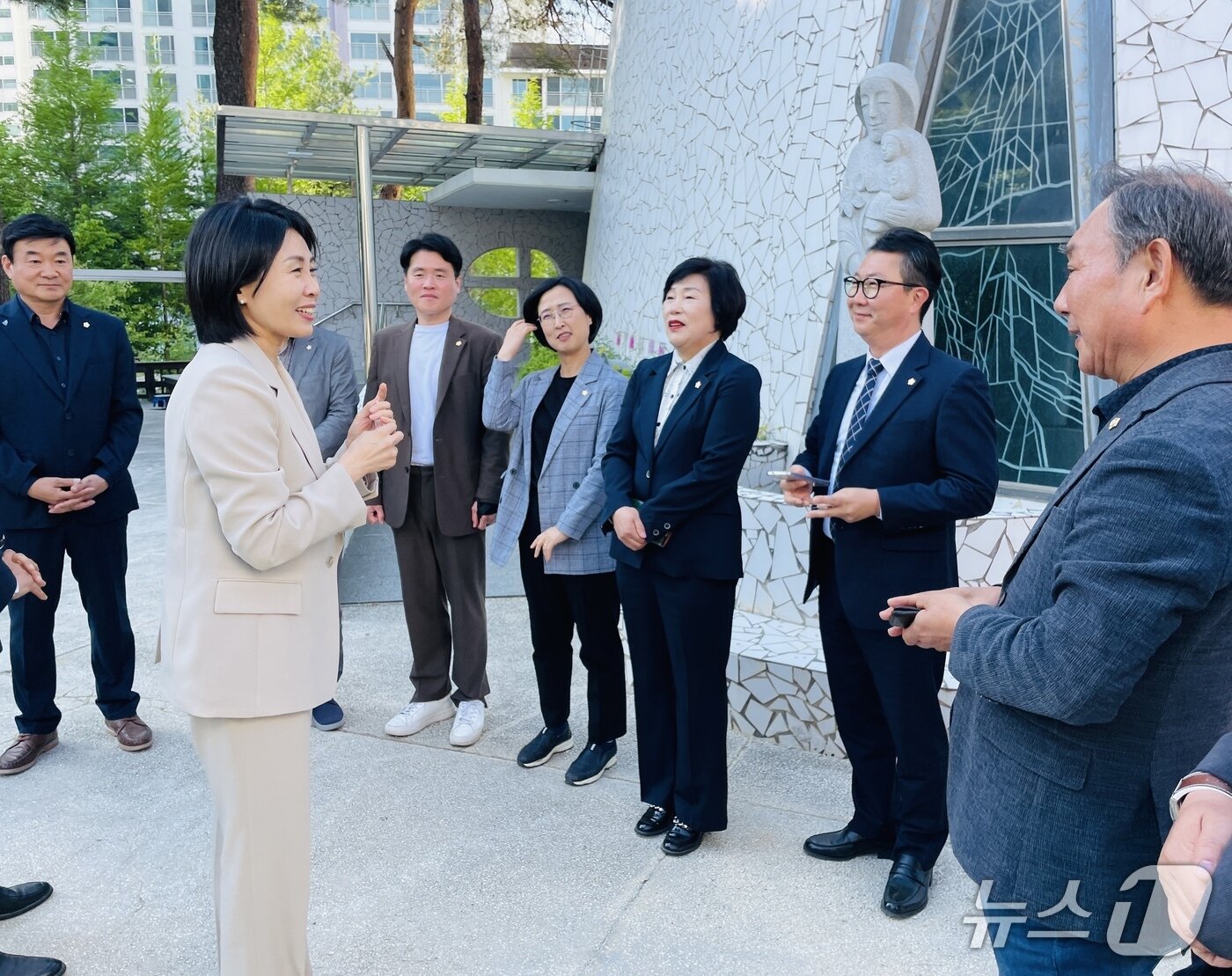 본문 이미지 - 7일 오후 강릉 초당 성요셉 성당을 방문한 이재명 더불어민주당 대통령 후보 부인 김혜경 씨가 지역 민주당 인사들과 소통의 시간을 갖고 있다.(독자제공, 재판매 및 DB 금지) 2025.5.7/뉴스1