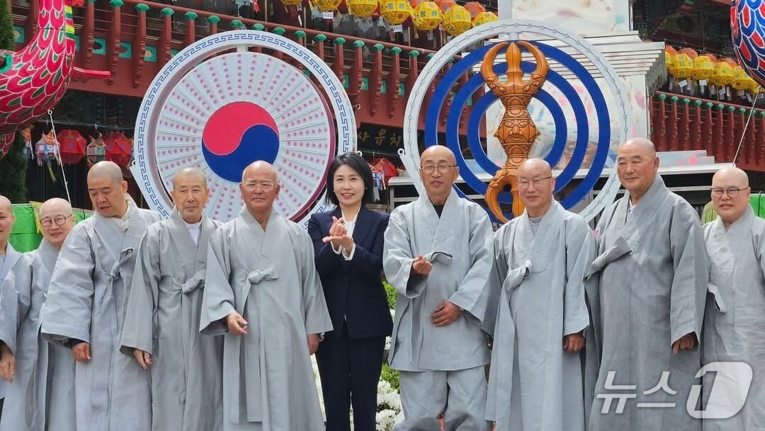 본문 이미지 - 지난 6일 춘천 삼운사를 방문한 이재명 더불어민주당 대통령 후보 부인 김혜경 씨.(허영 민주당 국회의원 페이스북 캡처, 재판매 및 DB 금지) 2025.5.7/뉴스1