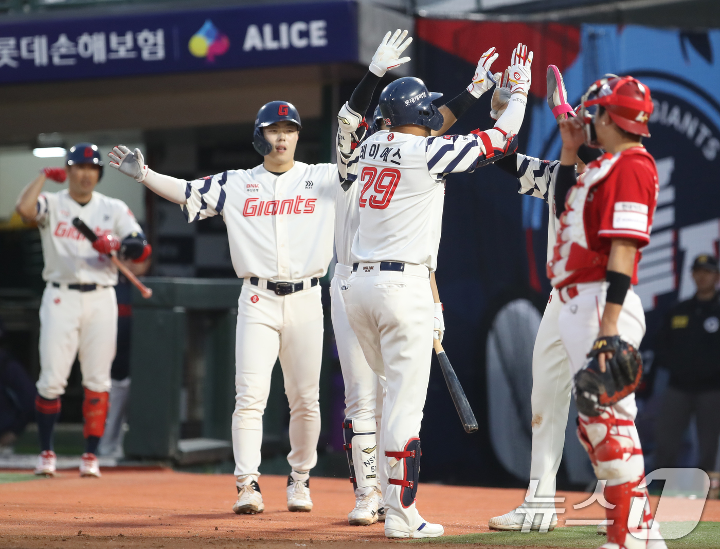 (부산=뉴스1) 윤일지 기자 = 7일 오후 부산 사직야구장에서 열린 '2025 신한 SOL 뱅크 KBO리그' 프로야구 롯데 자이언츠와 SSG 랜더스의 경기, 3회말 1사 주자 1, …