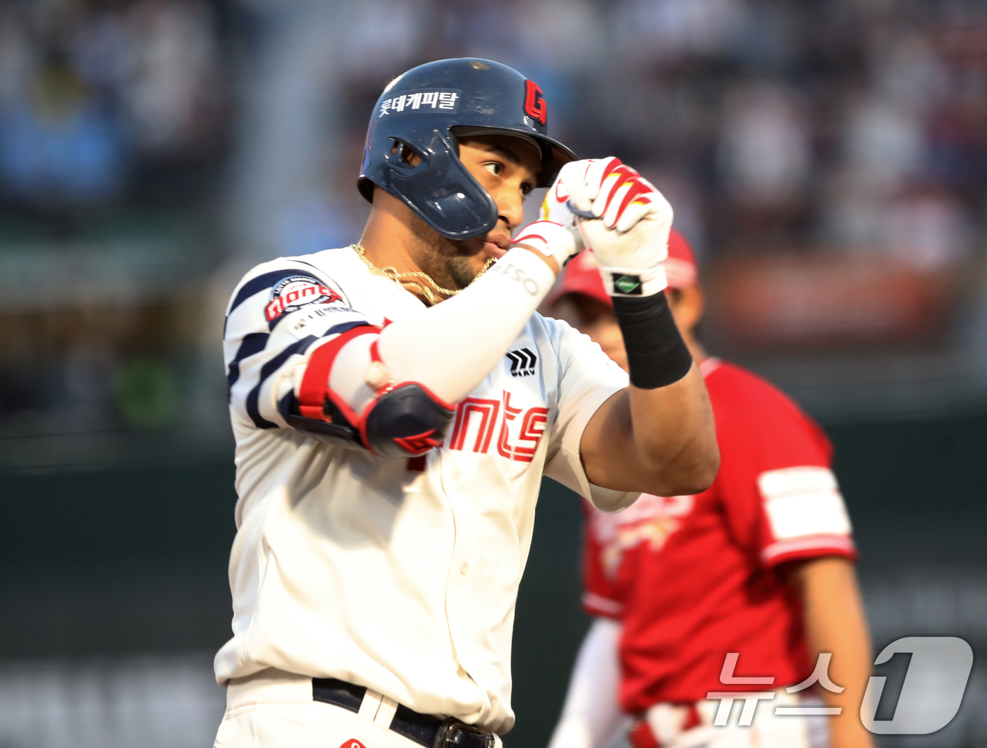 (부산=뉴스1) 윤일지 기자 = 7일 오후 부산 사직야구장에서 열린 '2025 신한 SOL 뱅크 KBO리그' 프로야구 롯데 자이언츠와 SSG 랜더스의 경기, 3회말 1사 주자 1, …