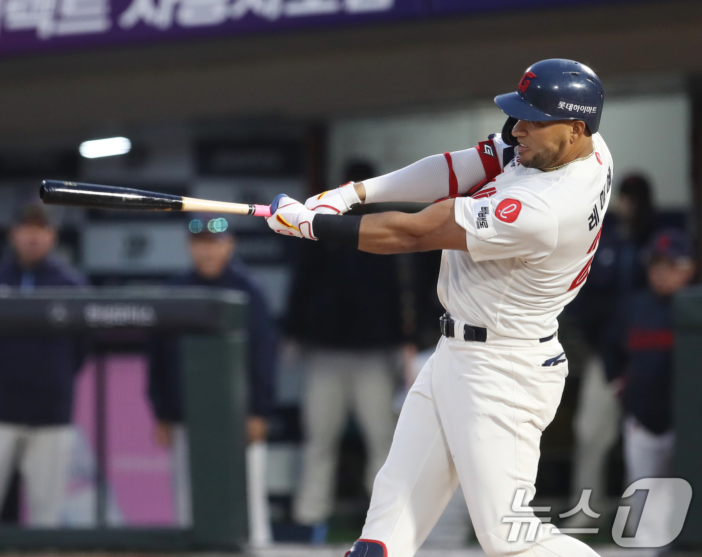 (부산=뉴스1) 윤일지 기자 = 7일 오후 부산 사직야구장에서 열린 '2025 신한 SOL 뱅크 KBO리그' 프로야구 롯데 자이언츠와 SSG 랜더스의 경기, 3회말 1사 주자 1, …