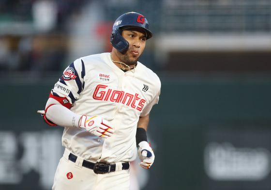 롯데, 레이예스와 재계약…'새 원투펀치' 로드리게스·비슬리 영입