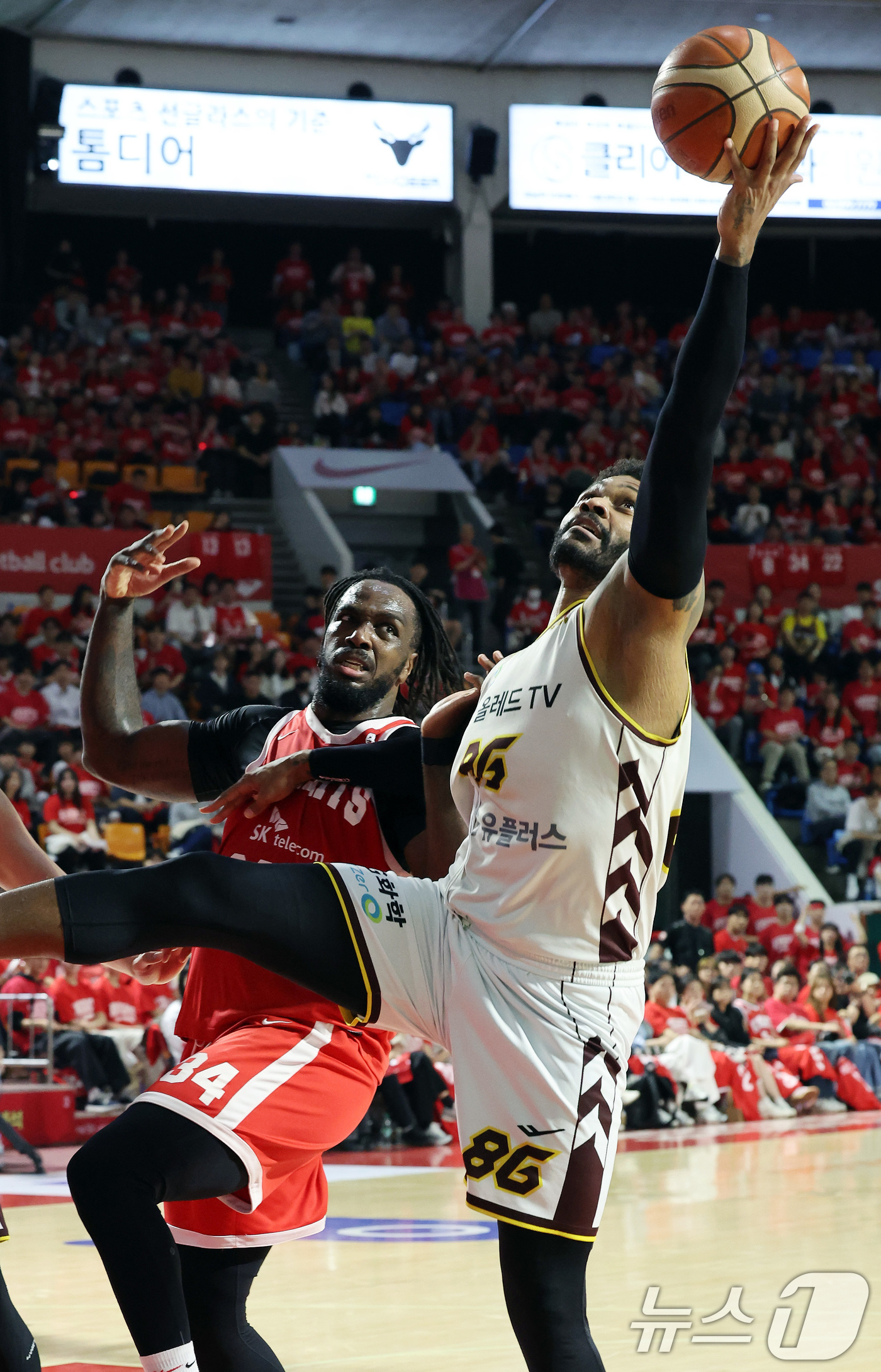 (서울=뉴스1) 이동해 기자 = 7일 오후 서울 송파구 잠실학생체육관에서 열린 '2024-25 KCC 프로농구 챔피언결정전 2차전' 서울 SK 나이츠와 창원 LG 세이커스의 경기 …