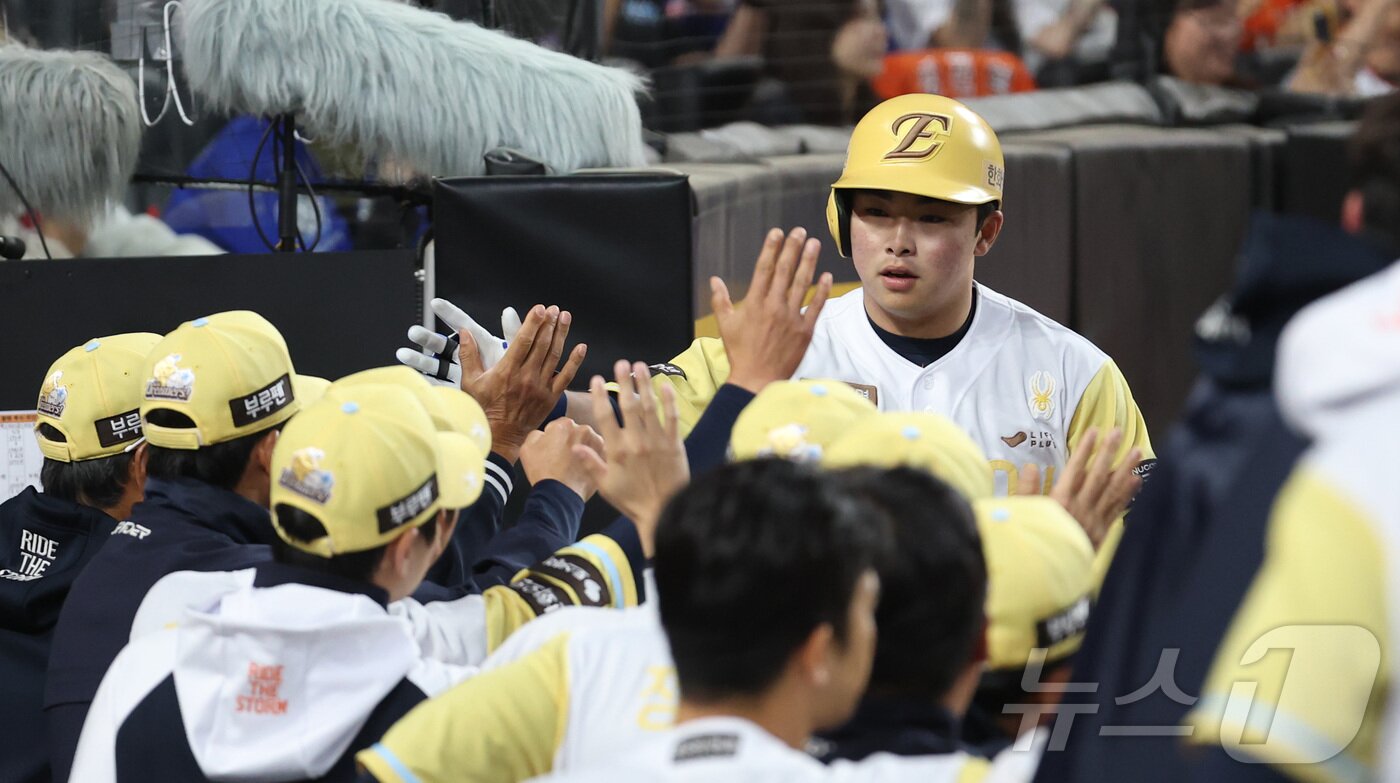 본문 이미지 - 7일 대전 한화생명볼파크에서 열린 '2025 신한 SOL 뱅크 KBO리그' 프로야구 한화 이글스와 삼성라이온즈 경기에서 한화 문현빈이 3회말 동점 솔로 홈런을 치고 홈에 들어오고 있다. 2025.5.7/뉴스1 ⓒ News1 김기남 기자