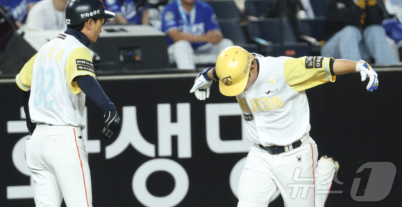 (대전=뉴스1) 김기남 기자 = 7일 대전 한화생명볼파크에서 열린 '2025 신한 SOL 뱅크 KBO리그' 프로야구 한화 이글스와 삼성라이온즈 경기에서 한화 문현빈이 3회말 동점 …