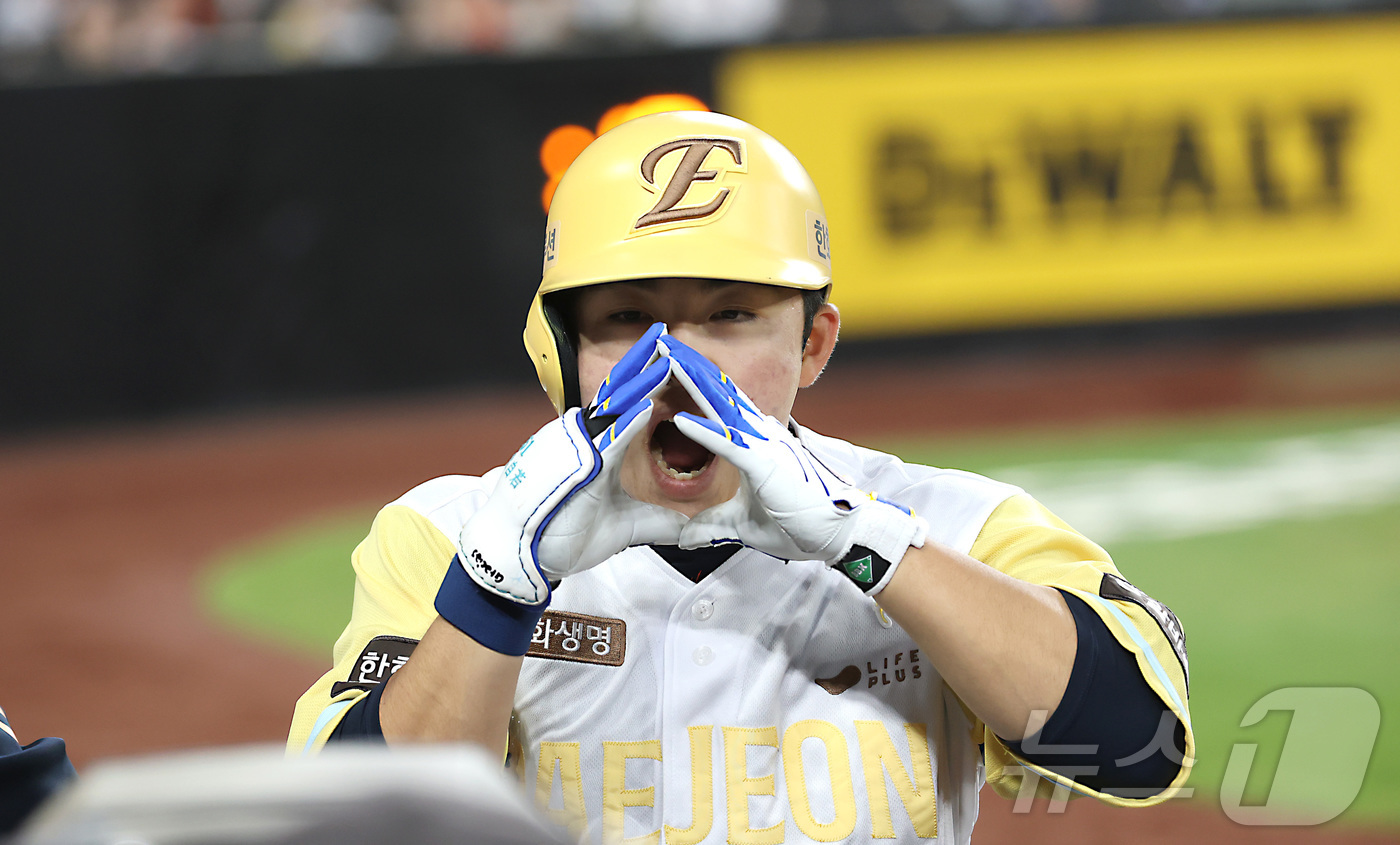 (대전=뉴스1) 김기남 기자 = 7일 대전 한화생명볼파크에서 열린 '2025 신한 SOL 뱅크 KBO리그' 프로야구 한화 이글스와 삼성라이온즈 경기에서 한화 문현빈이 3회말 동점 …