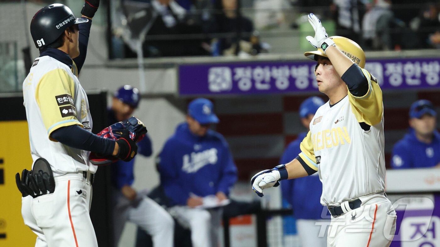 본문 이미지 - 7일 대전 한화생명볼파크에서 열린 '2025 신한 SOL 뱅크 KBO리그' 프로야구 한화 이글스와 삼성라이온즈 경기에서 한화 문현빈이 3회말 동점 솔로 홈런을 치고 홈에 들어오고 있다. 2025.5.7/뉴스1 ⓒ News1 김기남 기자