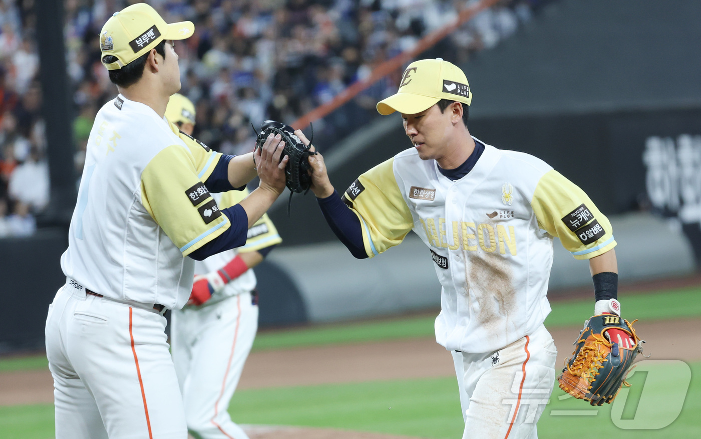 (대전=뉴스1) 김기남 기자 = 7일 대전 한화생명볼파크에서 열린 '2025 신한 SOL 뱅크 KBO리그' 프로야구 한화 이글스와 삼성라이온즈 경기에서 한화 황영묵이 3회초 다이빙 …