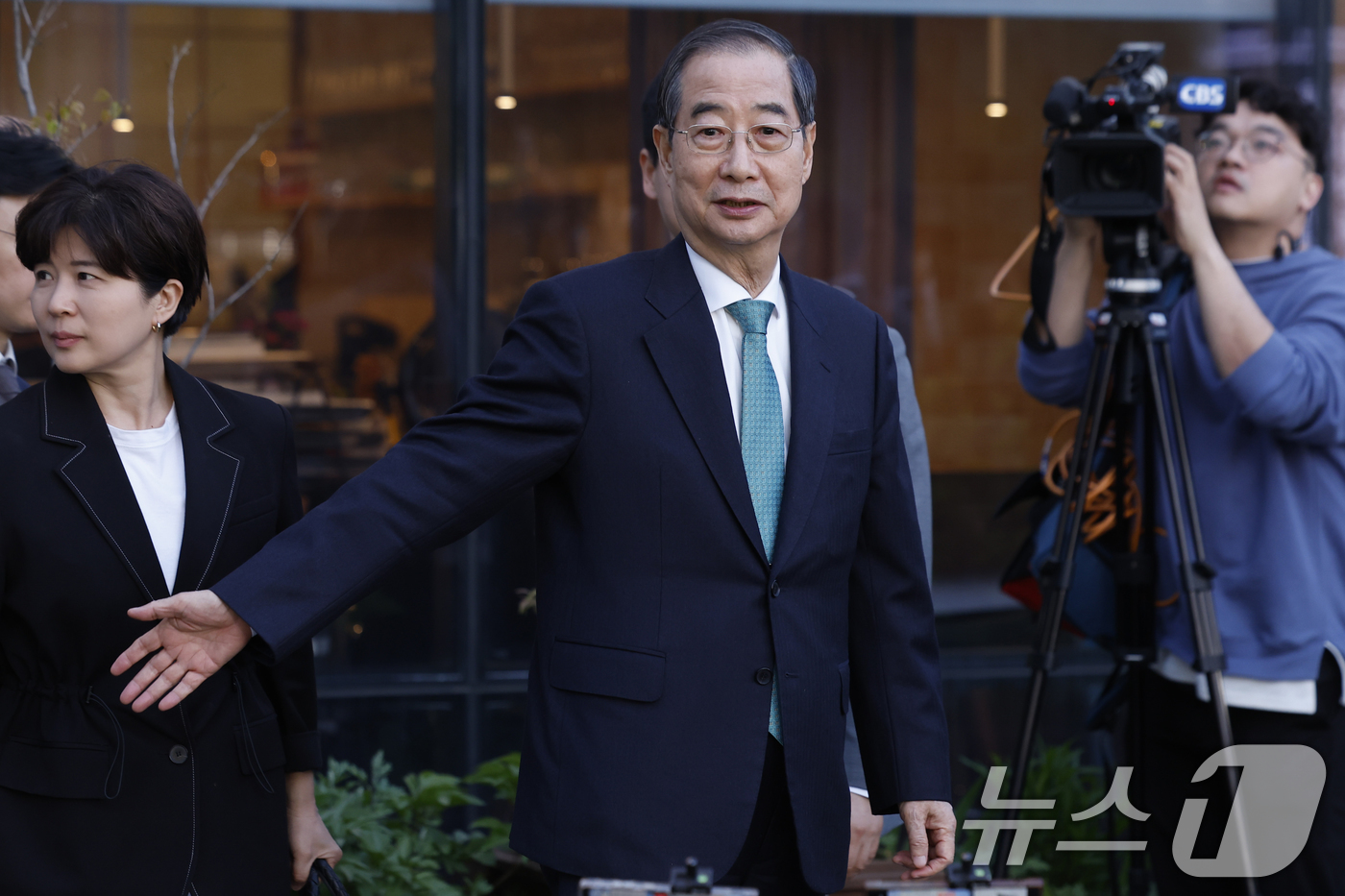 (서울=뉴스1) 오대일 기자 = 한덕수 무소속 대선 예비후보가 7일 서울 종로구의 한 음식점에서 김문수 국민의힘 대선 후보와 후보 단일화 관련 회동을 마친 후 식당을 나서고 있다. …