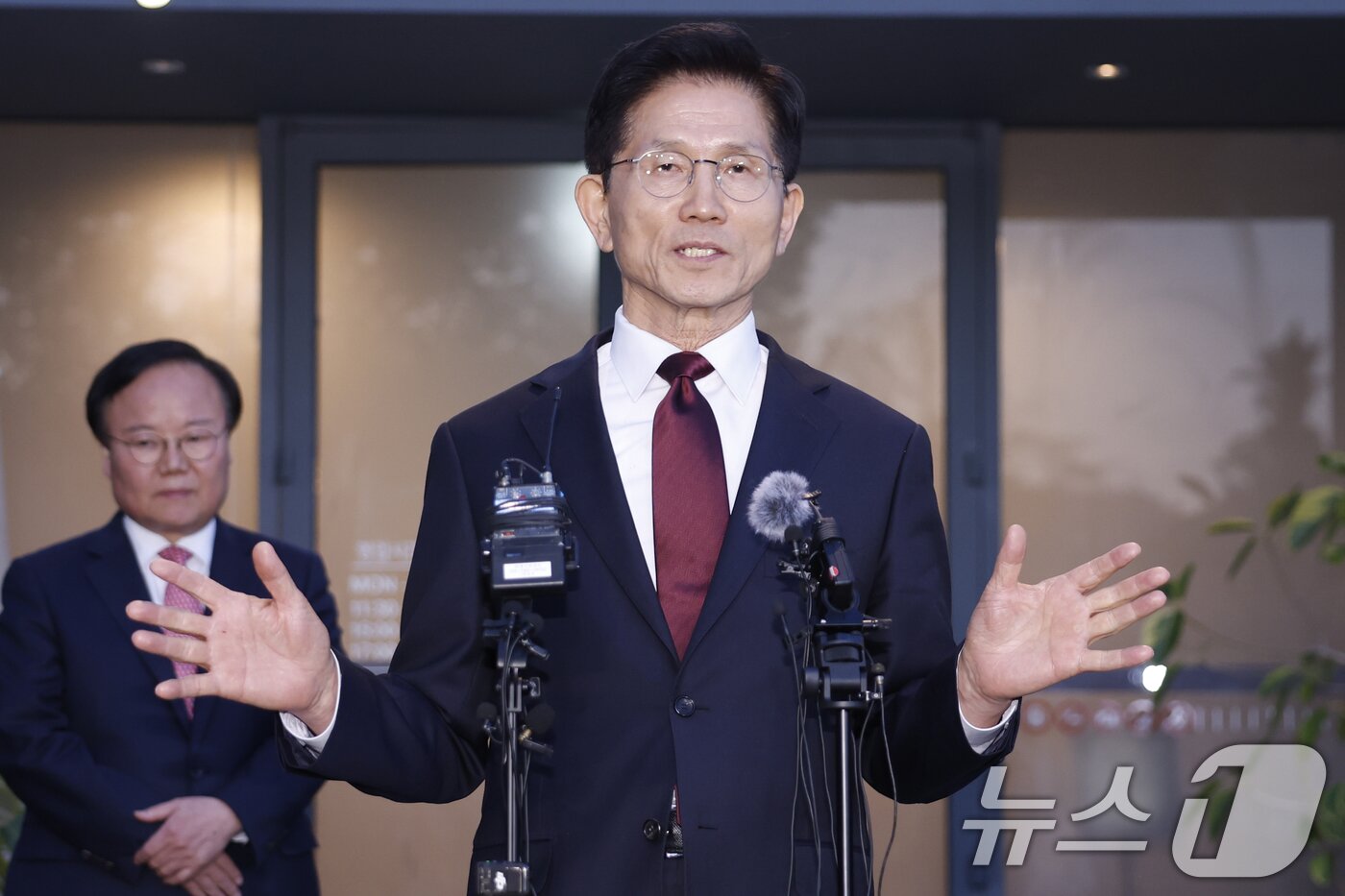 본문 이미지 - 김문수 국민의힘 대선 후보가 7일 서울 종로구의 한 식당에서 한덕수 무소속 대선 예비후보와 후보 단일화 관련 회동을 마친 후 취재진의 질문에 답하고 있다. &#40;공동취재&#41; 2025.5.7/뉴스1 ⓒ News1 오대일 기자