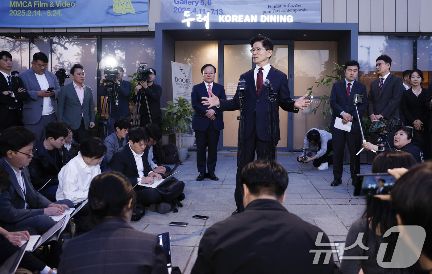 (서울=뉴스1) 오대일 기자 = 김문수 국민의힘 대선 후보가 7일 서울 종로구의 한 식당에서 한덕수 무소속 대선 예비후보와 후보 단일화 관련 회동을 마친 후 취재진의 질문에 답하고 …