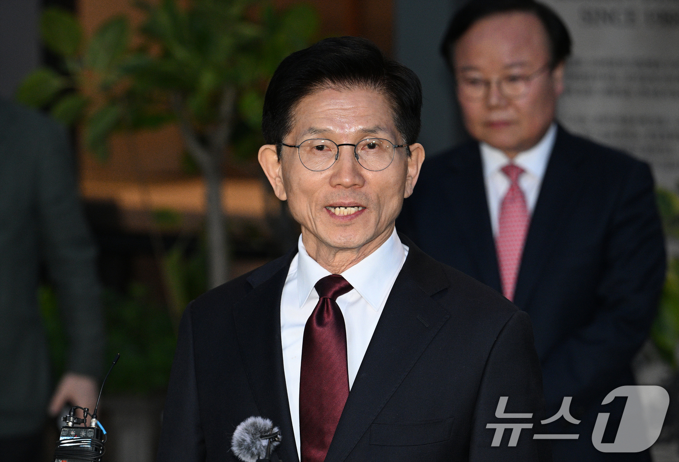 (서울=뉴스1) 오대일 기자 = 김문수 국민의힘 대선 후보가 7일 서울 종로구의 한 식당에서 한덕수 무소속 대선 예비후보와의 단일화 관련 회동을 마친 후 입장을 밝히고 있다. (공 …