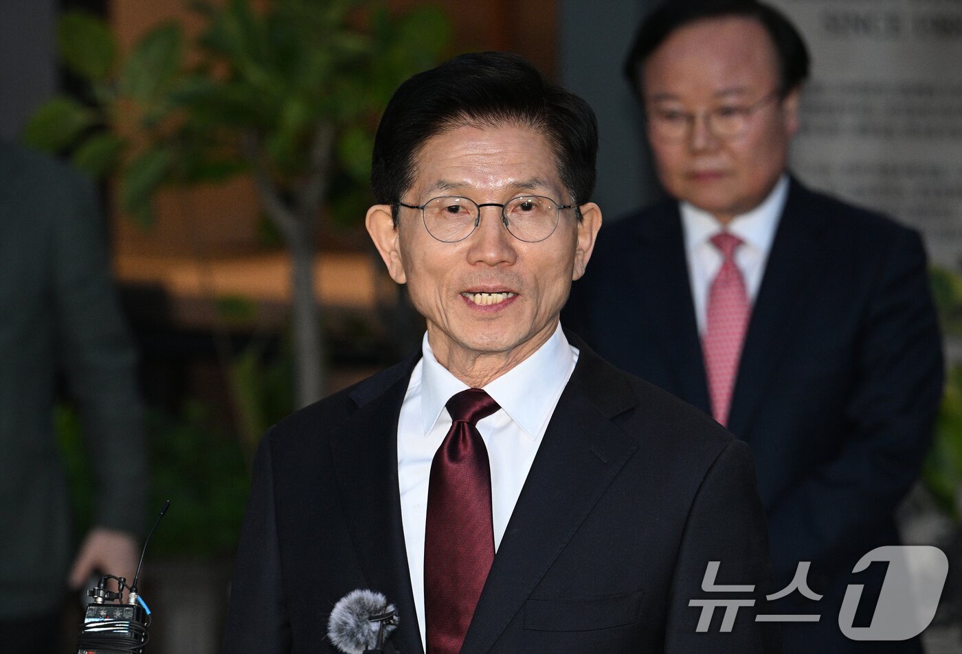 본문 이미지 - 김문수 국민의힘 대선 후보가 7일 서울 종로구의 한 식당에서 한덕수 무소속 대선 예비후보와의 단일화 관련 회동을 마친 후 입장을 밝히고 있다. 뒤는 김재원 비서실장. &#40;공동취재&#41; 2025.5.7/뉴스1 ⓒ News1 오대일 기자