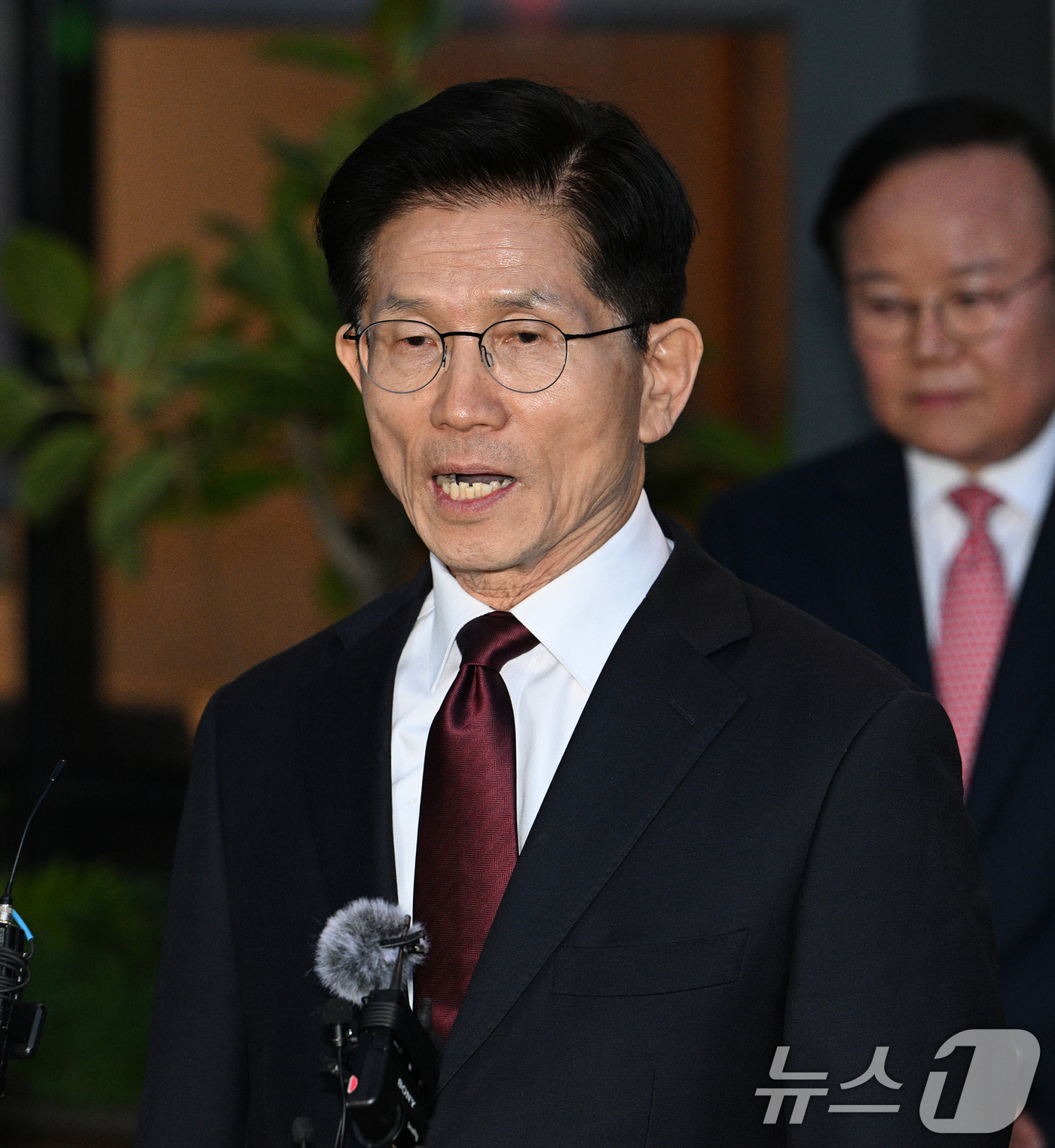 (서울=뉴스1) 오대일 기자 = 김문수 국민의힘 대선 후보가 7일 서울 종로구의 한 식당에서 한덕수 무소속 대선 예비후보와의 단일화 관련 회동을 마친 후 입장을 밝히고 있다. (공 …