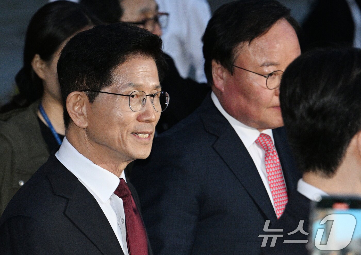 본문 이미지 - 김문수 국민의힘 대선 후보가 7일 서울 종로구의 한 식당에서 한덕수 무소속 대선 예비후보와의 단일화 관련 회동을 마친 후 나서고 있다. &#40;공동취재&#41; 2025.5.7/뉴스1 ⓒ News1 오대일 기자