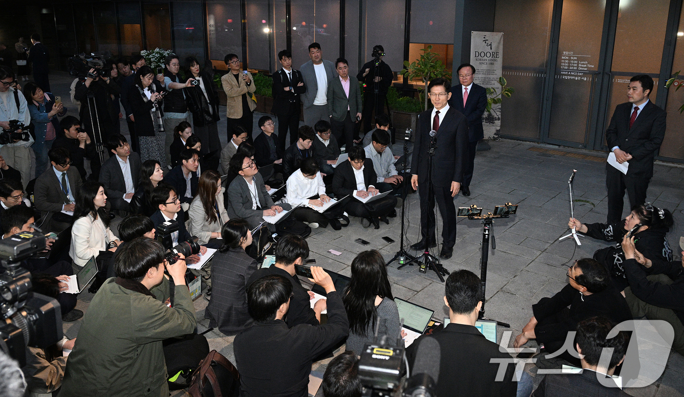 (서울=뉴스1) 오대일 기자 = 김문수 국민의힘 대선 후보가 7일 서울 종로구의 한 식당에서 한덕수 무소속 대선 예비후보와의 단일화 관련 회동을 마친 후 입장을 밝히고 있다. (공 …