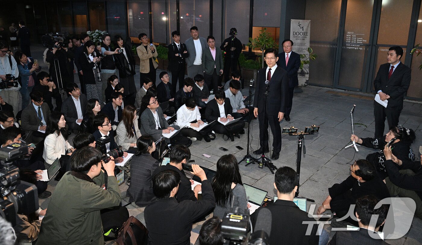 본문 이미지 - 김문수 국민의힘 대선 후보가 7일 서울 종로구의 한 식당에서 한덕수 무소속 대선 예비후보와의 단일화 관련 회동을 마친 후 입장을 밝히고 있다. &#40;공동취재&#41; 2025.5.7/뉴스1 ⓒ News1 오대일 기자
