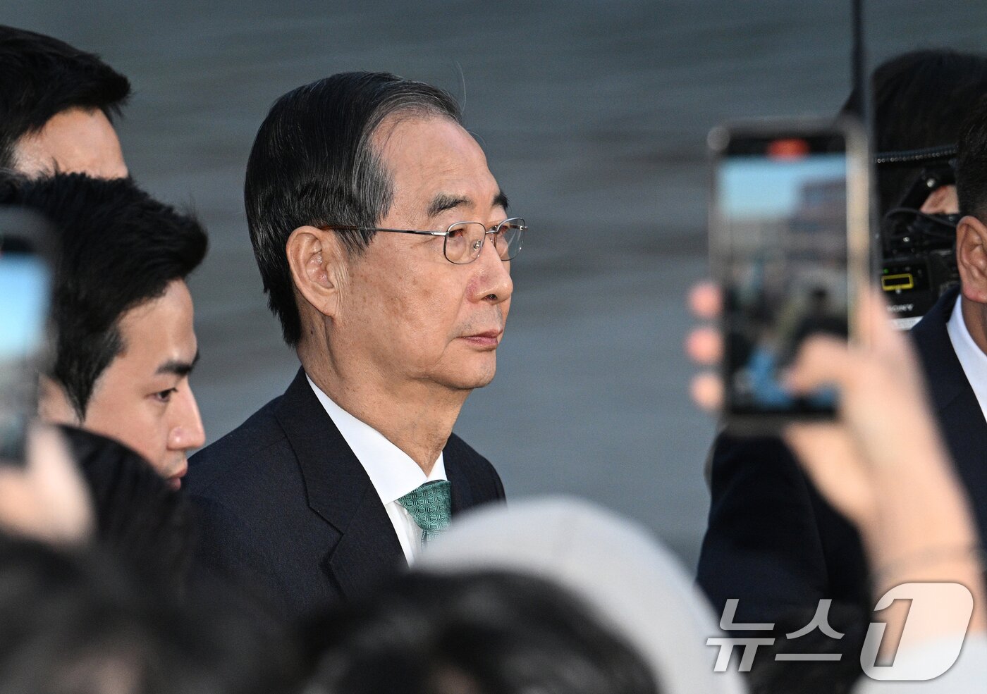 본문 이미지 - 한덕수 무소속 대선 예비후보가 7일 오후 서울 종로구의 한 식당에서 김문수 국민의힘 대선 후보와의 단일화 관련 회동을 마친 후 식당에서 나오고 있다. &#40;공동취재&#41; 2025.5.7/뉴스1 ⓒ News1 오대일 기자