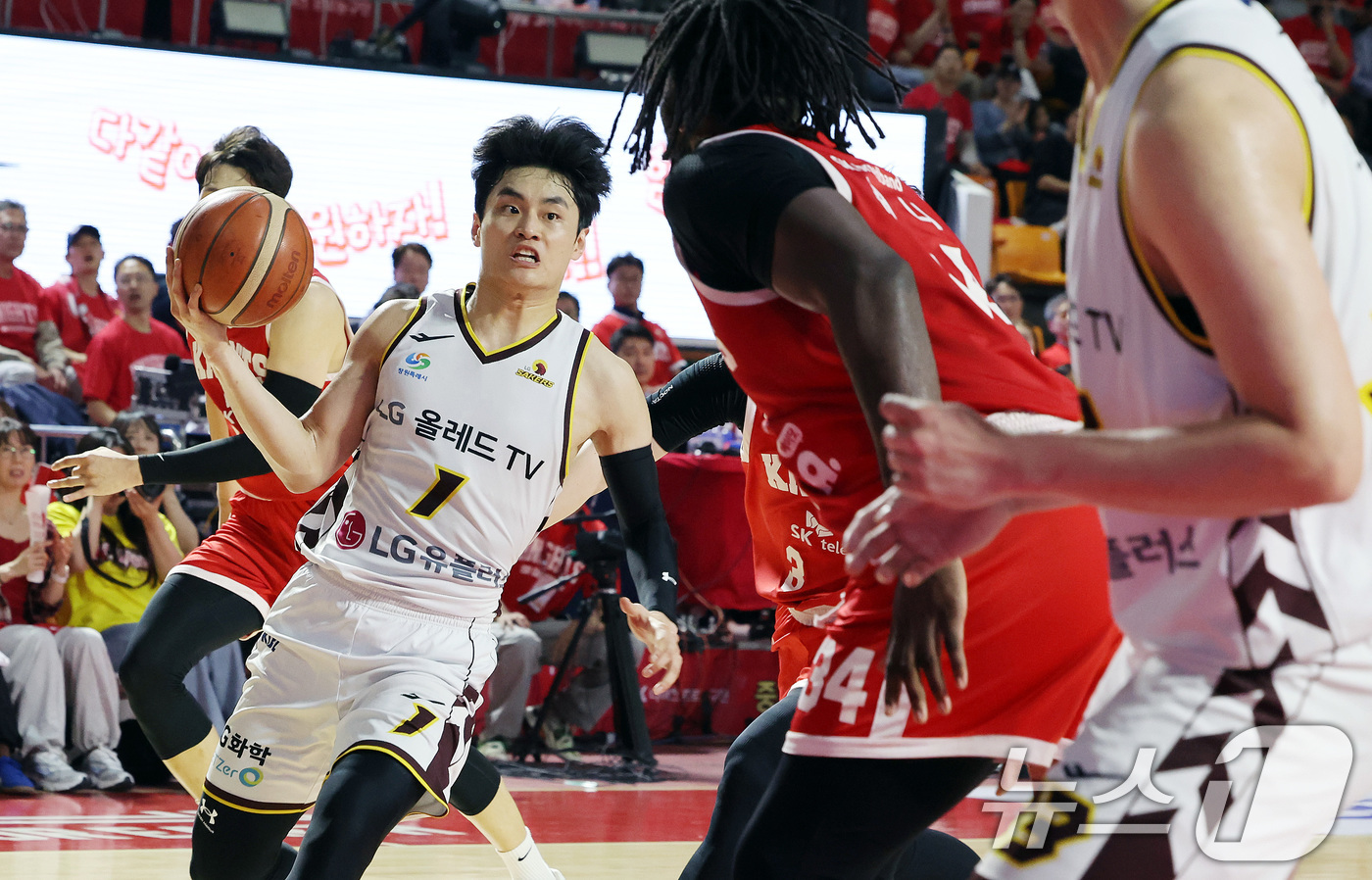 (서울=뉴스1) 이동해 기자 = 7일 오후 서울 송파구 잠실학생체육관에서 열린 '2024-25 KCC 프로농구 챔피언결정전 2차전' 서울 SK 나이츠와 창원 LG 세이커스의 경기 …