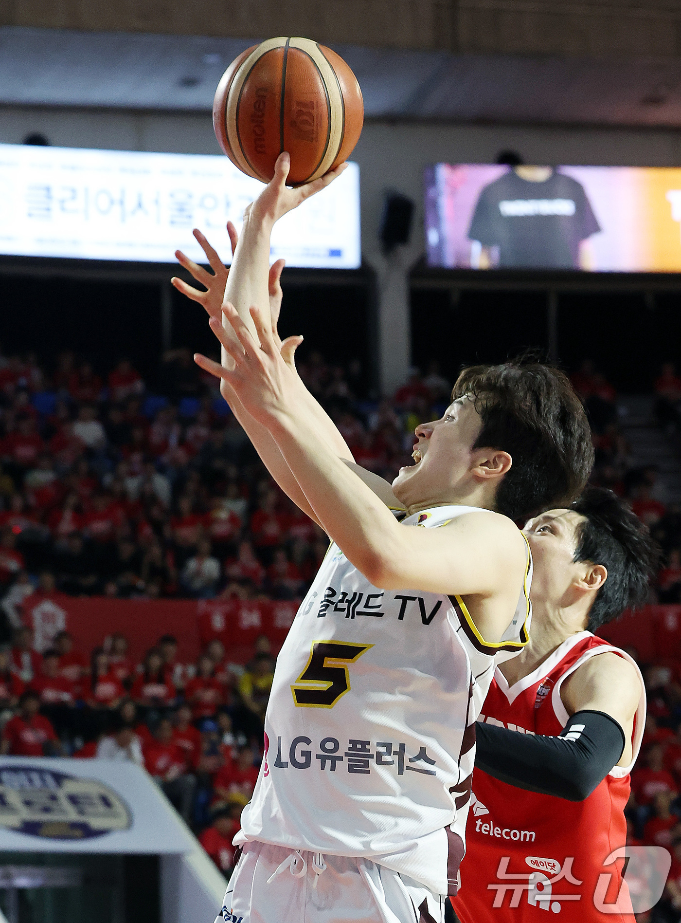 (서울=뉴스1) 이동해 기자 = 7일 오후 서울 송파구 잠실학생체육관에서 열린 '2024-25 KCC 프로농구 챔피언결정전 2차전' 서울 SK 나이츠와 창원 LG 세이커스의 경기 …