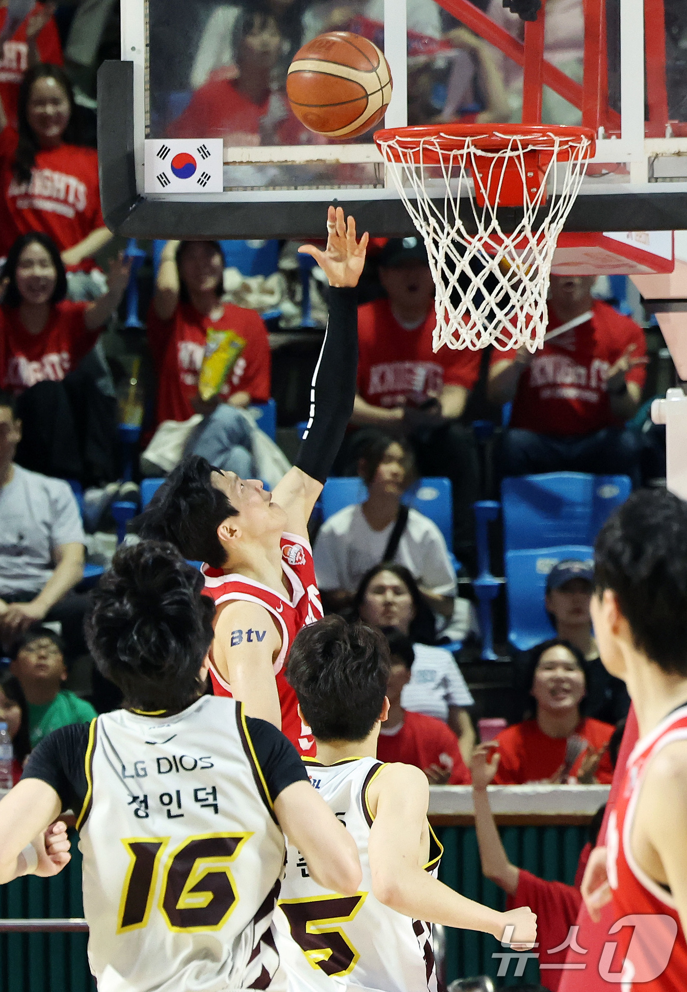 (서울=뉴스1) 이동해 기자 = 7일 오후 서울 송파구 잠실학생체육관에서 열린 '2024-25 KCC 프로농구 챔피언결정전 2차전' 서울 SK 나이츠와 창원 LG 세이커스의 경기 …