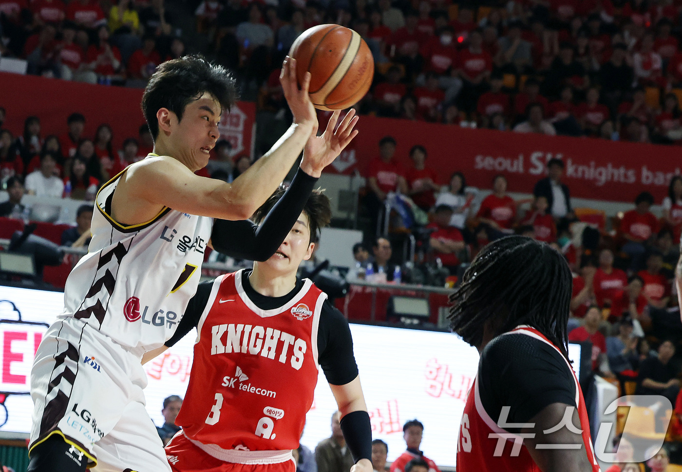 (서울=뉴스1) 이동해 기자 = 7일 오후 서울 송파구 잠실학생체육관에서 열린 '2024-25 KCC 프로농구 챔피언결정전 2차전' 서울 SK 나이츠와 창원 LG 세이커스의 경기 …