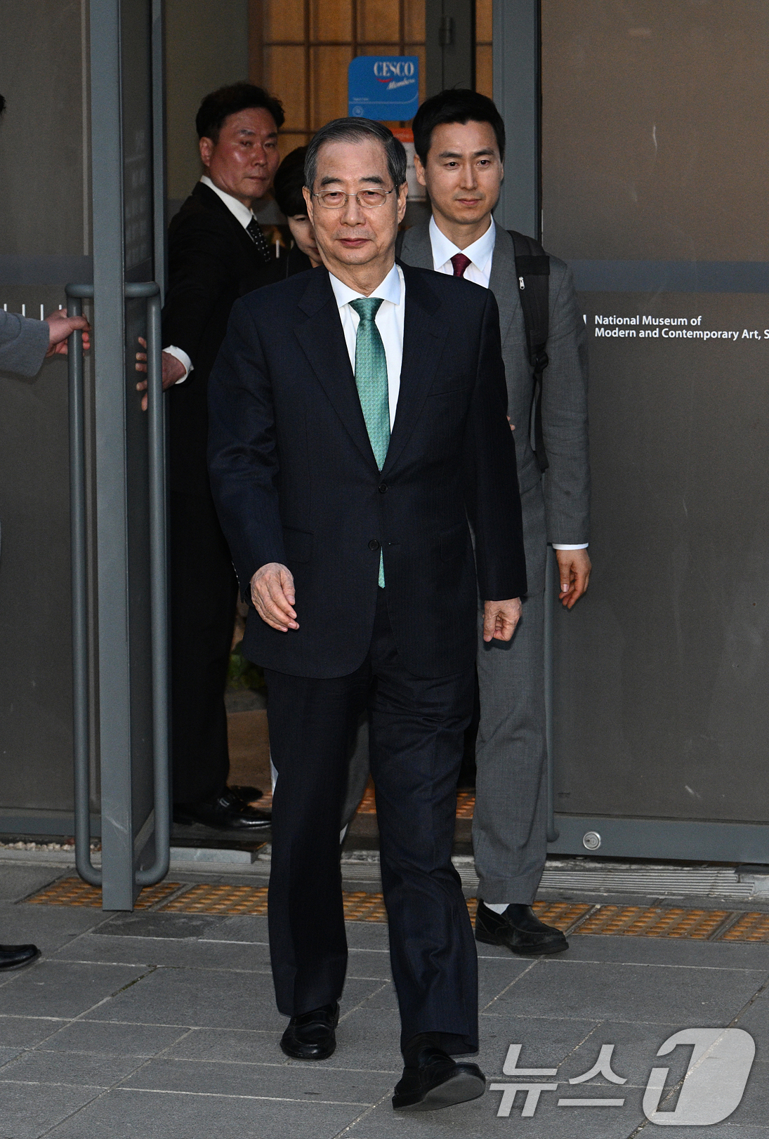 (서울=뉴스1) 오대일 기자 = 한덕수 무소속 대선 예비후보가 7일 오후 서울 종로구의 한 식당에서 김문수 국민의힘 대선 후보와의 단일화 관련 회동을 마친 후 식당에서 나오고 있다 …