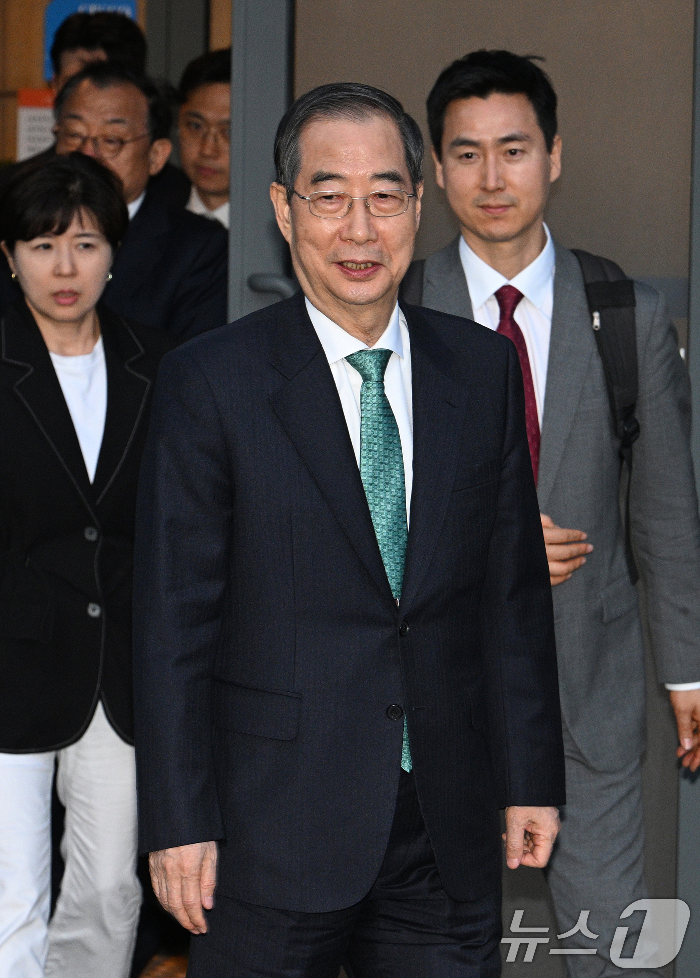 (서울=뉴스1) 오대일 기자 = 한덕수 무소속 대선 예비후보가 7일 오후 서울 종로구의 한 식당에서 김문수 국민의힘 대선 후보와의 단일화 관련 회동을 마친 후 식당에서 나오고 있다 …