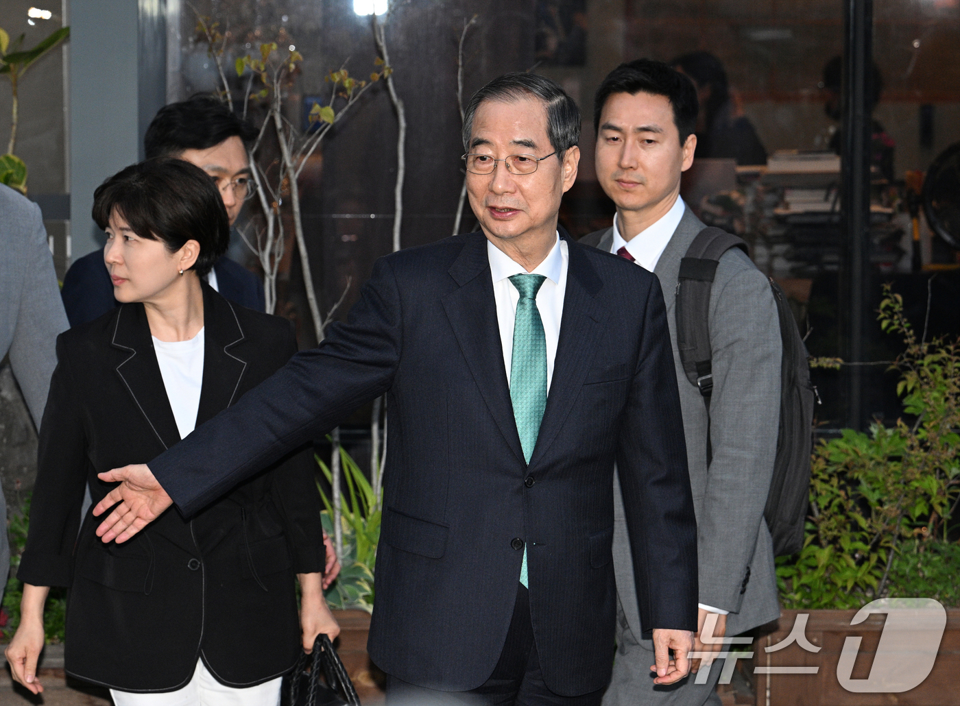 (서울=뉴스1) 오대일 기자 = 한덕수 무소속 대선 예비후보가 7일 오후 서울 종로구의 한 식당에서 김문수 국민의힘 대선 후보와의 단일화 관련 회동을 마친 후 식당에서 나오고 있다 …