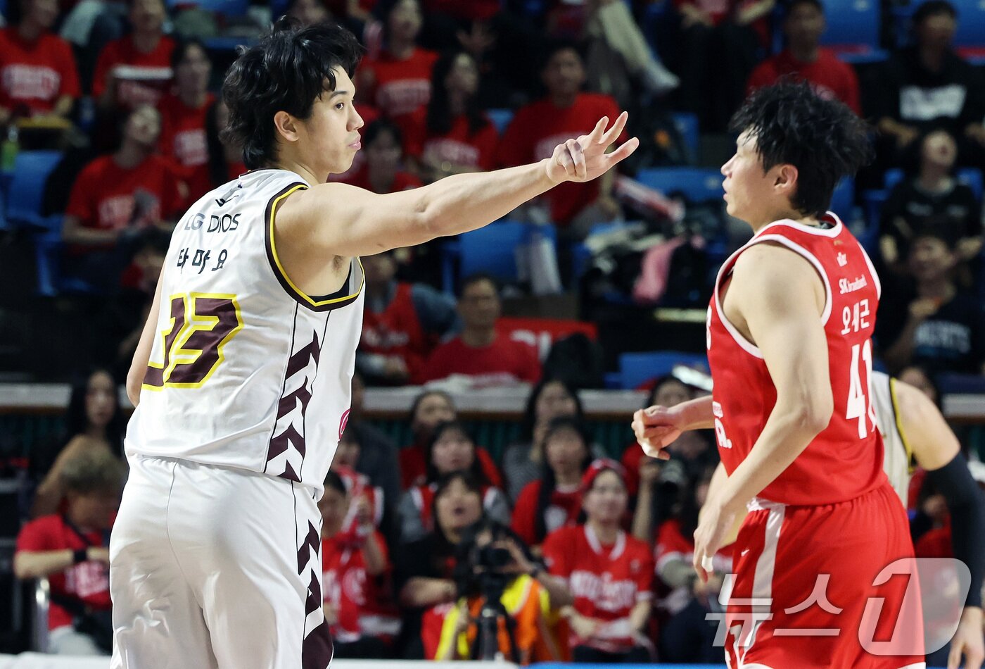 본문 이미지 - 7일 오후 서울 송파구 잠실학생체육관에서 열린 &#39;2024-25 KCC 프로농구 챔피언결정전 2차전&#39; 서울 SK 나이츠와 창원 LG 세이커스의 경기 3쿼터에서 LG 타마요가 3점슛을 성공시킨 뒤 세리머니를 하고 있다. 2025.5.7/뉴스1 ⓒ News1 이동해 기자