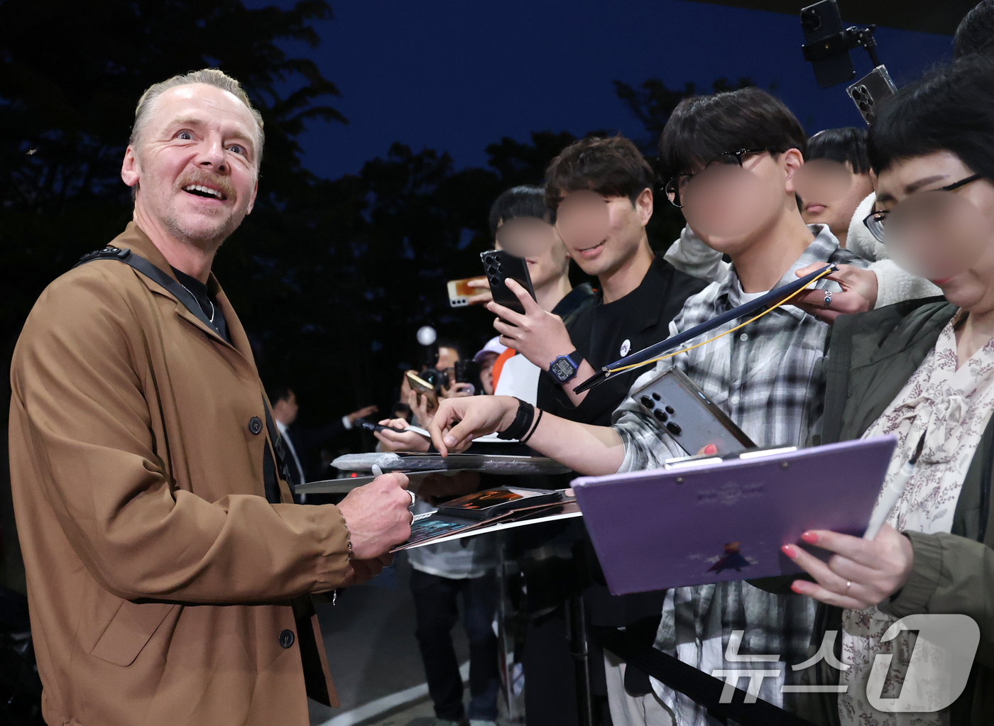 (김포공항=뉴스1) 권현진 기자 = 할리우드 배우 사이먼 페그가 '미션 임파서블: 파이널 레코닝' 홍보를 위해 7일 오후 서울김포비즈니스항공센터(SGBAC)를 통해 내한해 팬들과 …