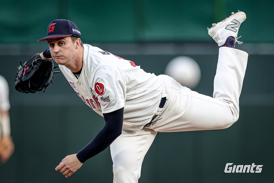 본문 이미지 - 롯데 자이언츠의 외국인 투수 터커 데이비슨이 7일 열린 KBO리그 사직 SSG 랜더스전에서 7⅔이닝 1실점으로 호투를 펼쳤다. (롯데 자이언츠 제공)