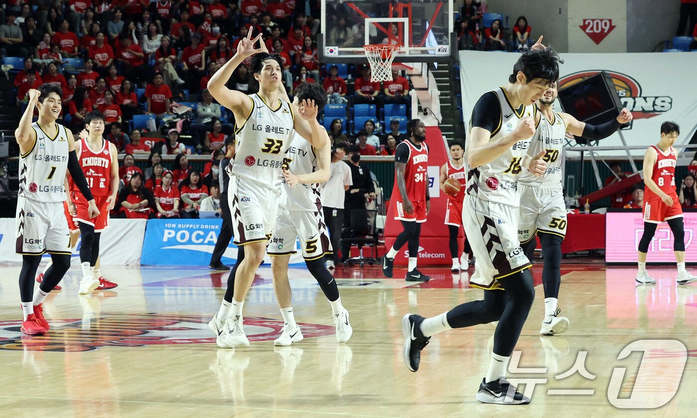본문 이미지 - 7일 오후 서울 송파구 잠실학생체육관에서 열린 '2024-25 KCC 프로농구 챔피언결정전 2차전' 서울 SK 나이츠와 창원 LG 세이커스의 경기 4쿼터에서 LG 정인덕이 3점슛을 성공시킨 뒤 기뻐하고 있다. 2025.5.7/뉴스1 ⓒ News1 이동해 기자