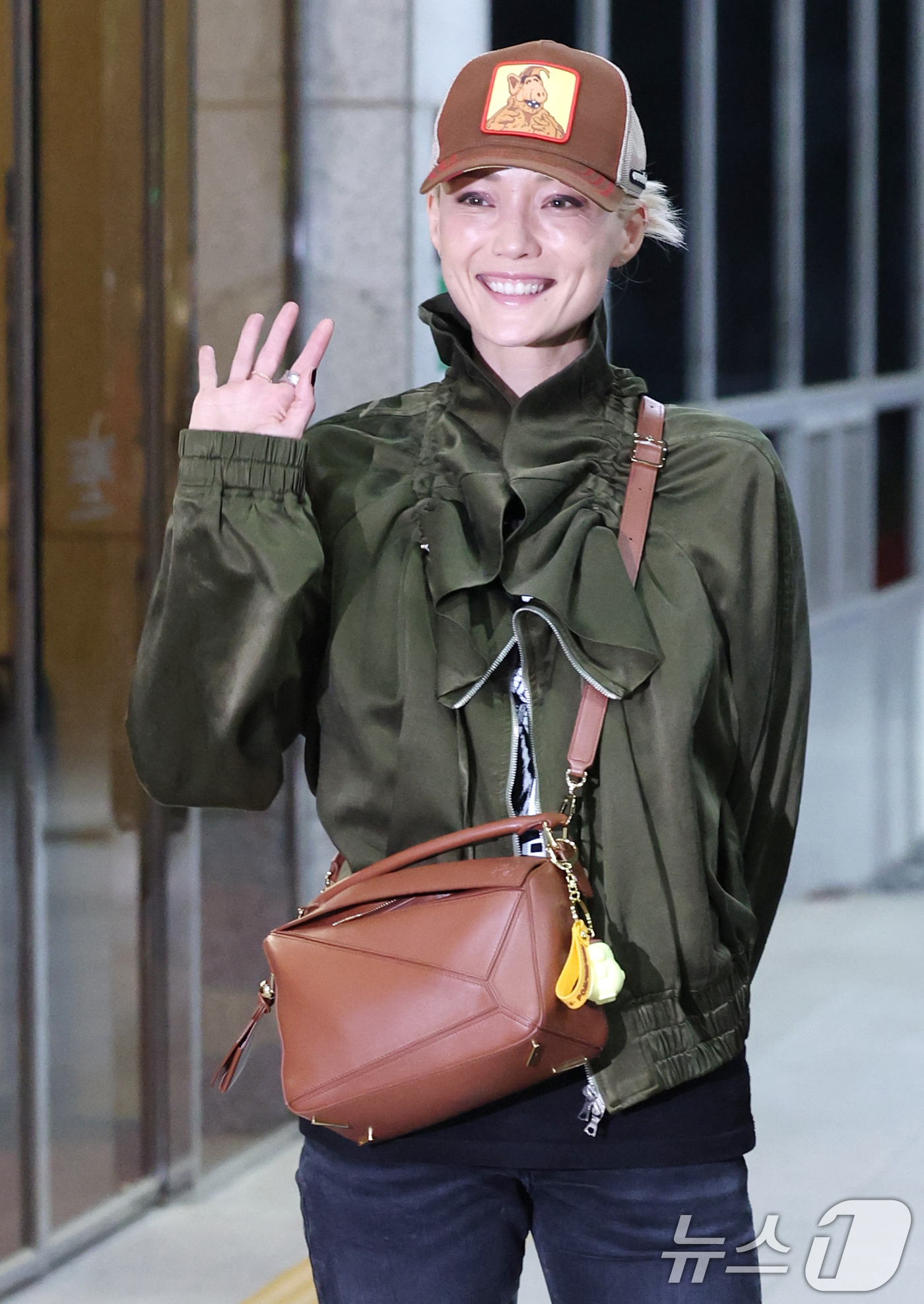 (김포공항=뉴스1) 권현진 기자 = 할리우드 배우 폼 클레멘티에프가 '미션 임파서블: 파이널 레코닝' 홍보를 위해 7일 오후 서울김포비즈니스항공센터(SGBAC)를 통해 내한해 미소 …