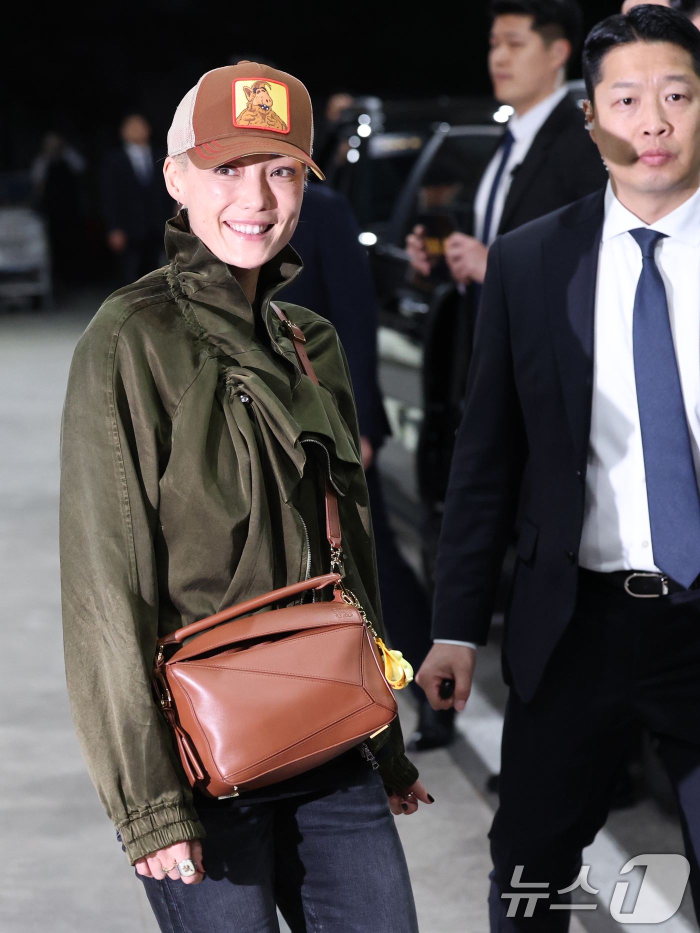 (김포공항=뉴스1) 권현진 기자 = 할리우드 배우 폼 클레멘티에프가 '미션 임파서블: 파이널 레코닝' 홍보를 위해 7일 오후 서울김포비즈니스항공센터(SGBAC)를 통해 내한해 미소 …