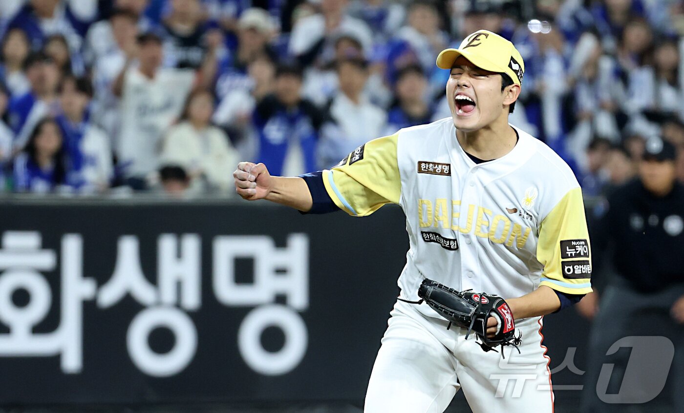 본문 이미지 - 7일 대전 한화생명볼파크에서 열린 &#39;2025 신한 SOL 뱅크 KBO리그&#39; 프로야구 한화 이글스와 삼성라이온즈 경기에서 한화 문동주가 6회초 무사 1,2루에서 무실점 호투하며 환호하고 있다. 2025.5.7/뉴스1 ⓒ News1 김기남 기자