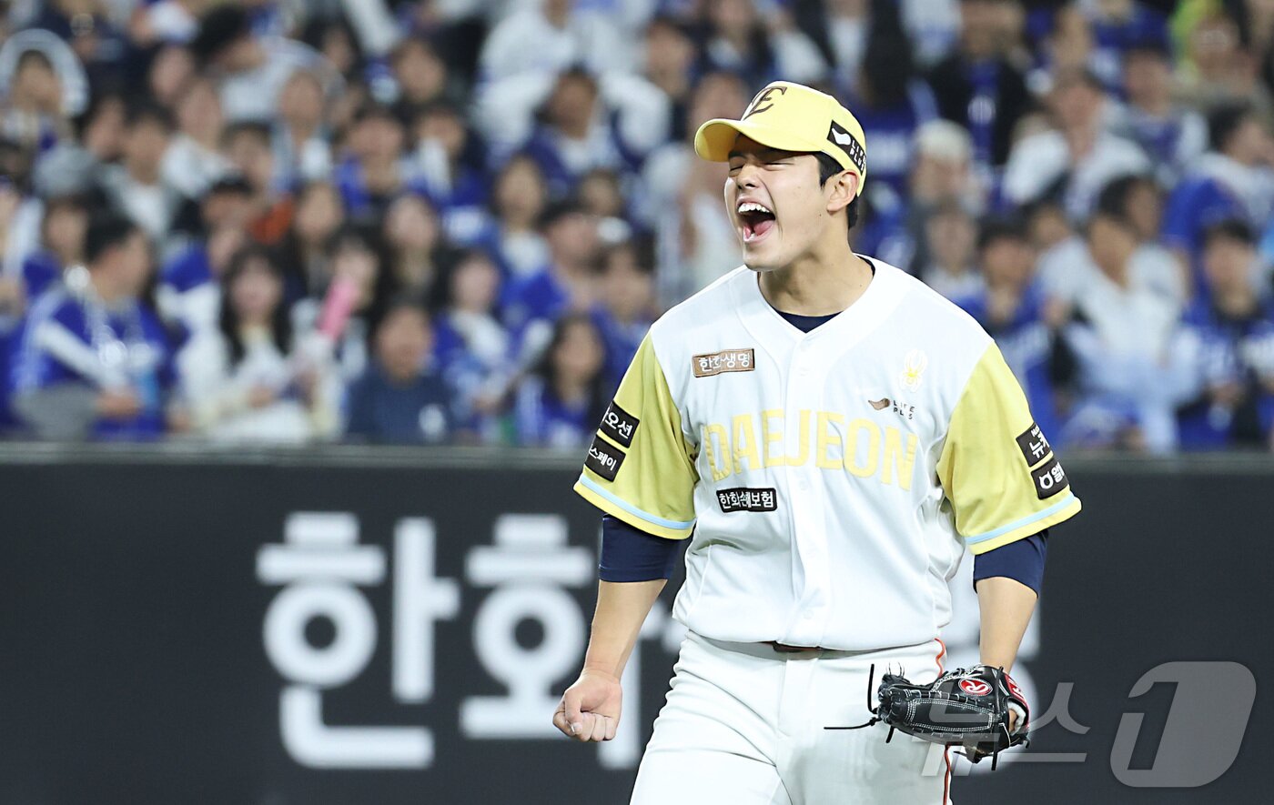 본문 이미지 - 7일 대전 한화생명볼파크에서 열린 '2025 신한 SOL 뱅크 KBO리그' 프로야구 한화 이글스와 삼성라이온즈 경기에서 한화 문동주가 6회초 무사 1,2루에서 무실점 호투하며 환호하고 있다. 2025.5.7/뉴스1 ⓒ News1 김기남 기자