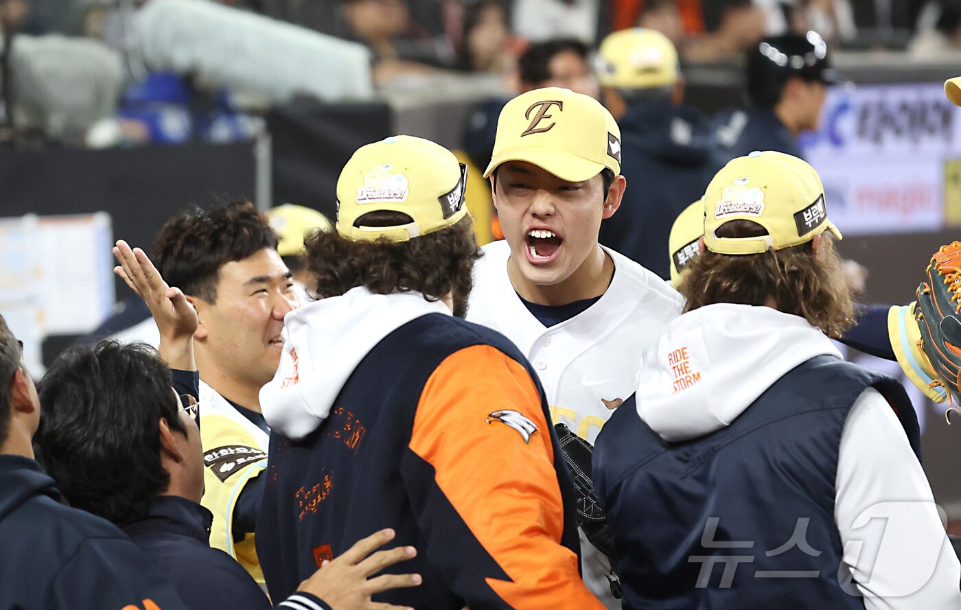 본문 이미지 - 7일 대전 한화생명볼파크에서 열린 '2025 신한 SOL 뱅크 KBO리그' 프로야구 한화 이글스와 삼성라이온즈 경기에서 한화 문동주가 6회초 무사 1,2루에서 무실점 호투하며 더그아웃에서 동료들과 환호하고 있다. 2025.5.7/뉴스1 ⓒ News1 김기남 기자