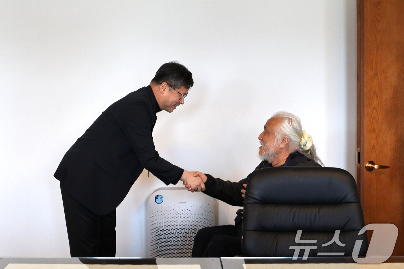 (서울=뉴스1) = 천주교 서울대교구장 정순택 대주교가 7일 오전 서울 중구 명동 서울대교구청 교구장 접견실에서 전국장애인차별철폐연대 관계자들과 면담하며 박경석 전장연 상임공동대표 …