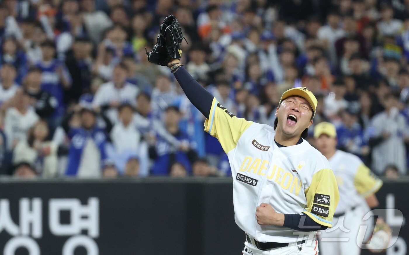 본문 이미지 - 7일 대전 한화생명볼파크에서 열린 '2025 신한 SOL 뱅크 KBO리그' 프로야구 한화 이글스와 삼성라이온즈 경기에서 한화 김범수가 7회초 2사 1,2루에서 삼성 박병호를 삼진 처리하며 환호하고 있다. 2025.5.7/뉴스1 ⓒ News1 김기남 기자