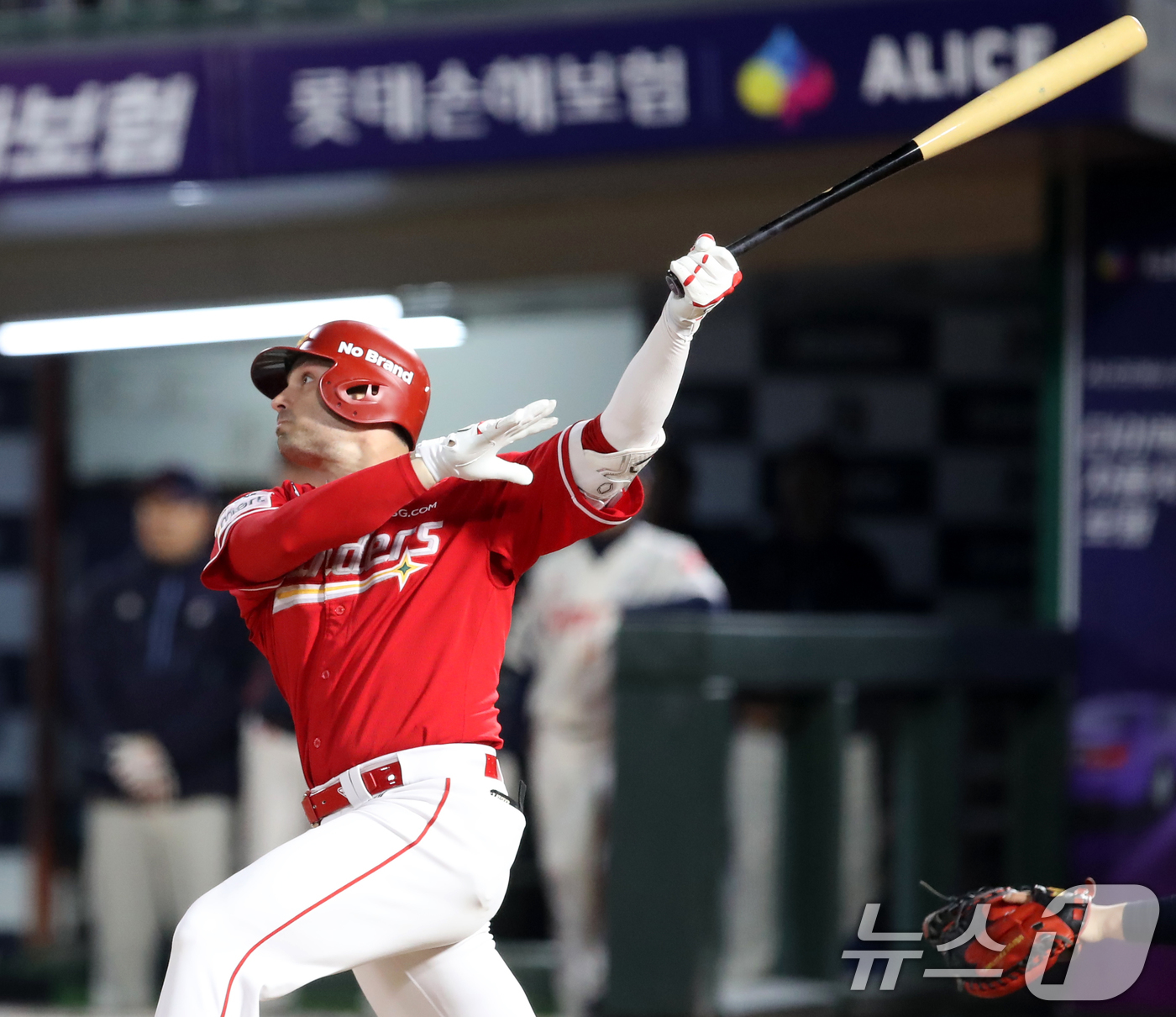 (부산=뉴스1) 윤일지 기자 = 7일 오후 부산 사직야구장에서 열린 '2025 신한 SOL 뱅크 KBO리그' 프로야구 롯데 자이언츠와 SSG 랜더스의 경기, 9회초 2사 주자 3루 …
